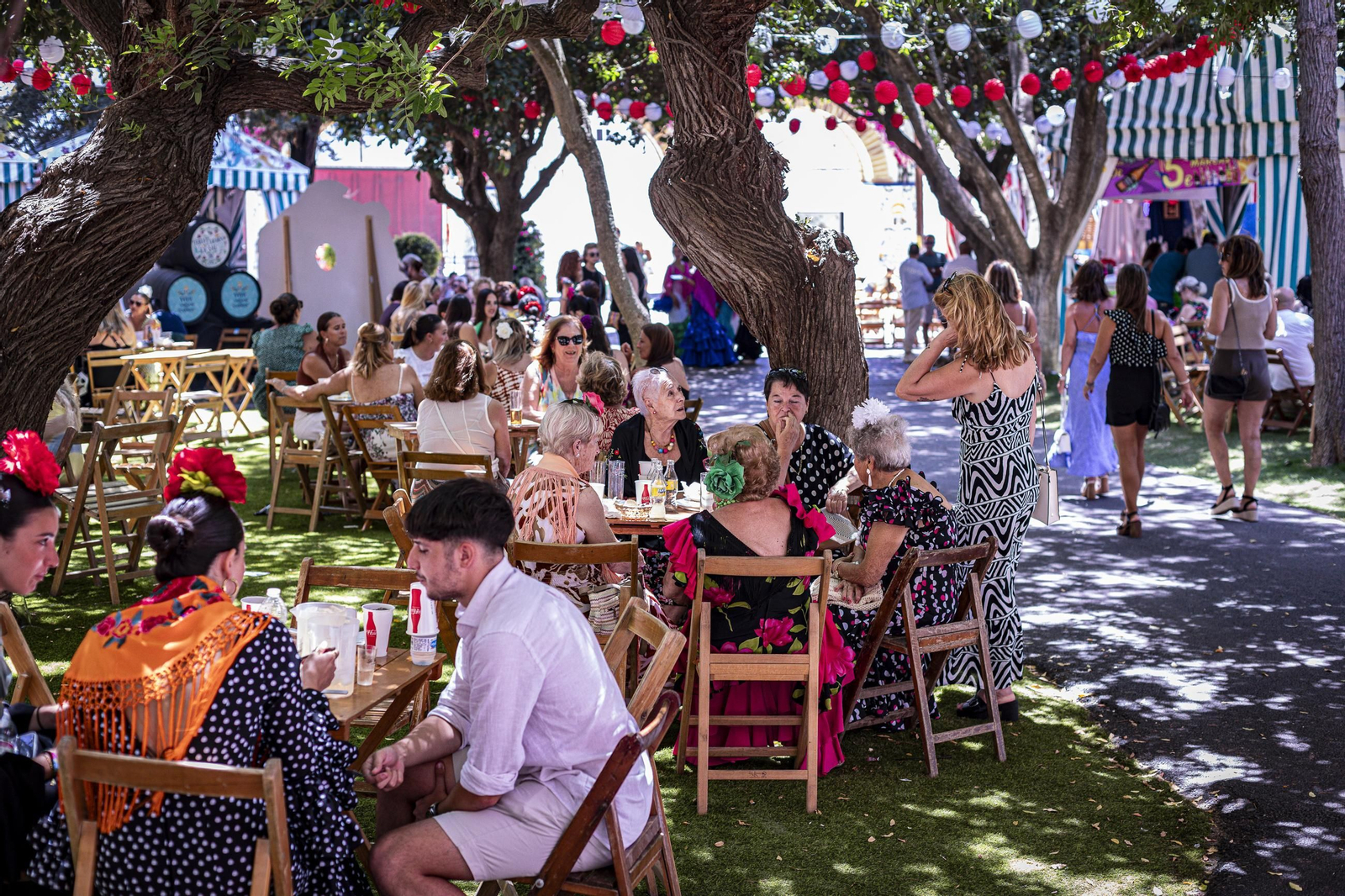 Búscate en las imágenes del Día de la Mujer de la Feria del Carmen y de la Sal de San Fernando