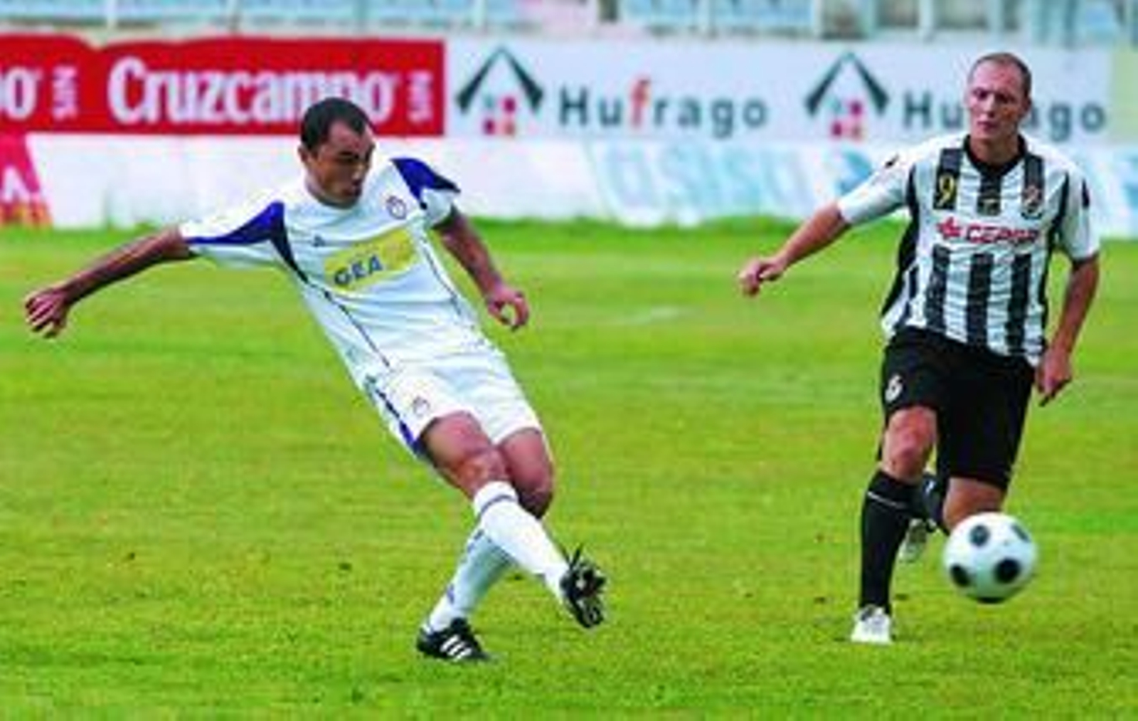 Castellanos envía un pase en presencia de Enzo Noir en el Jáen-Balona de la primera vuelta.