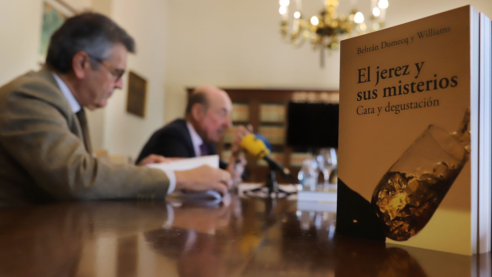 Imagen de la presentación en la bodega de San Ginéz de la nueva edición del libro.