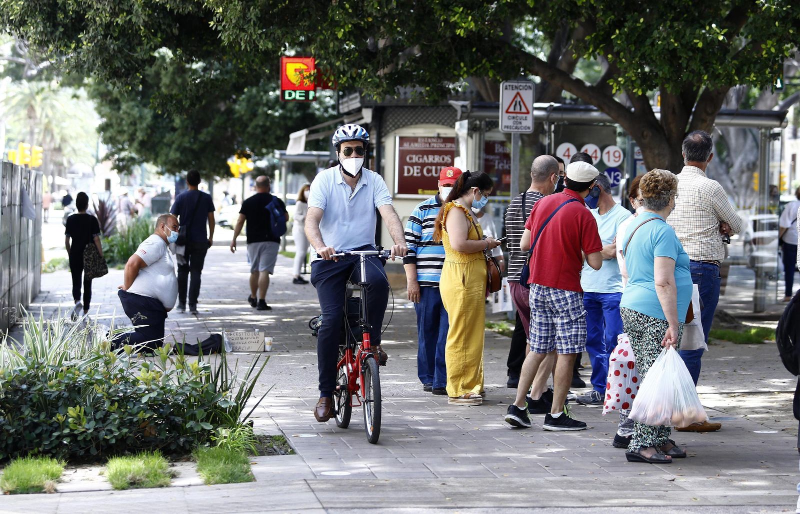 El peligroso carril bici de la Alameda, en fotos