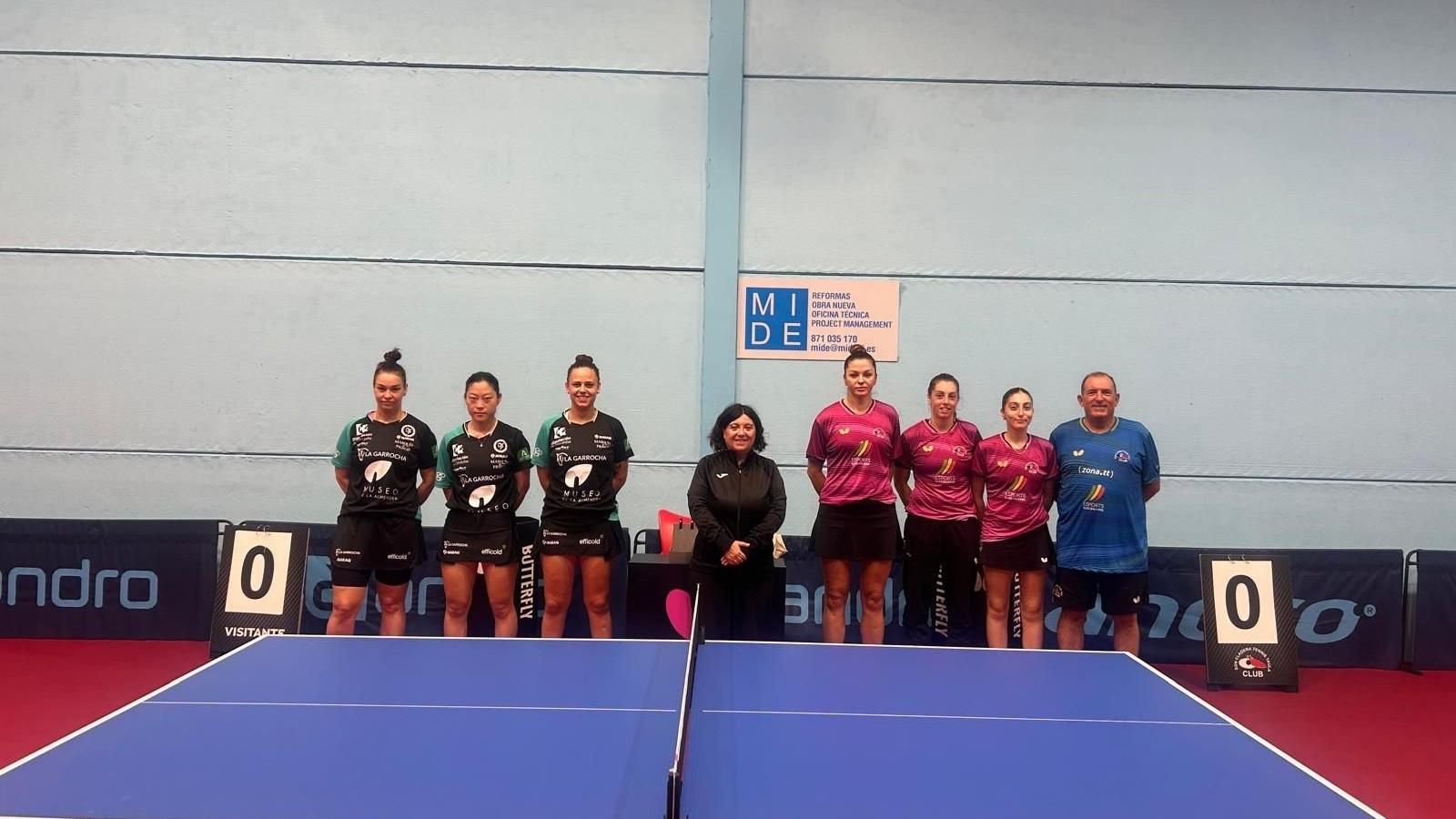 Los dos equipos posan antes del inicio del partido.