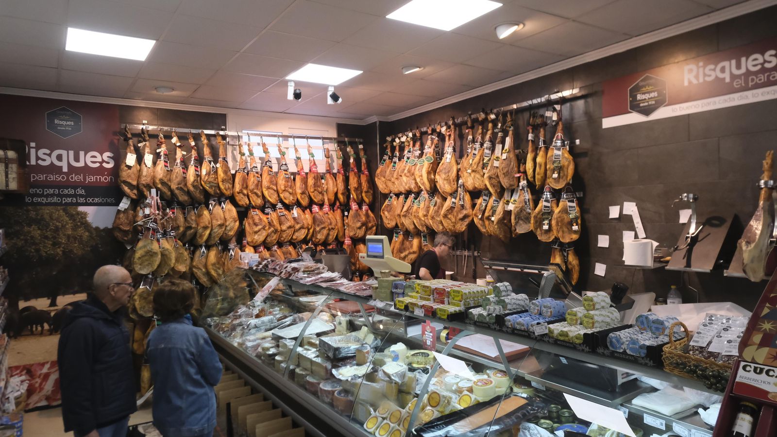 Clientes compran en Risques Zoco.