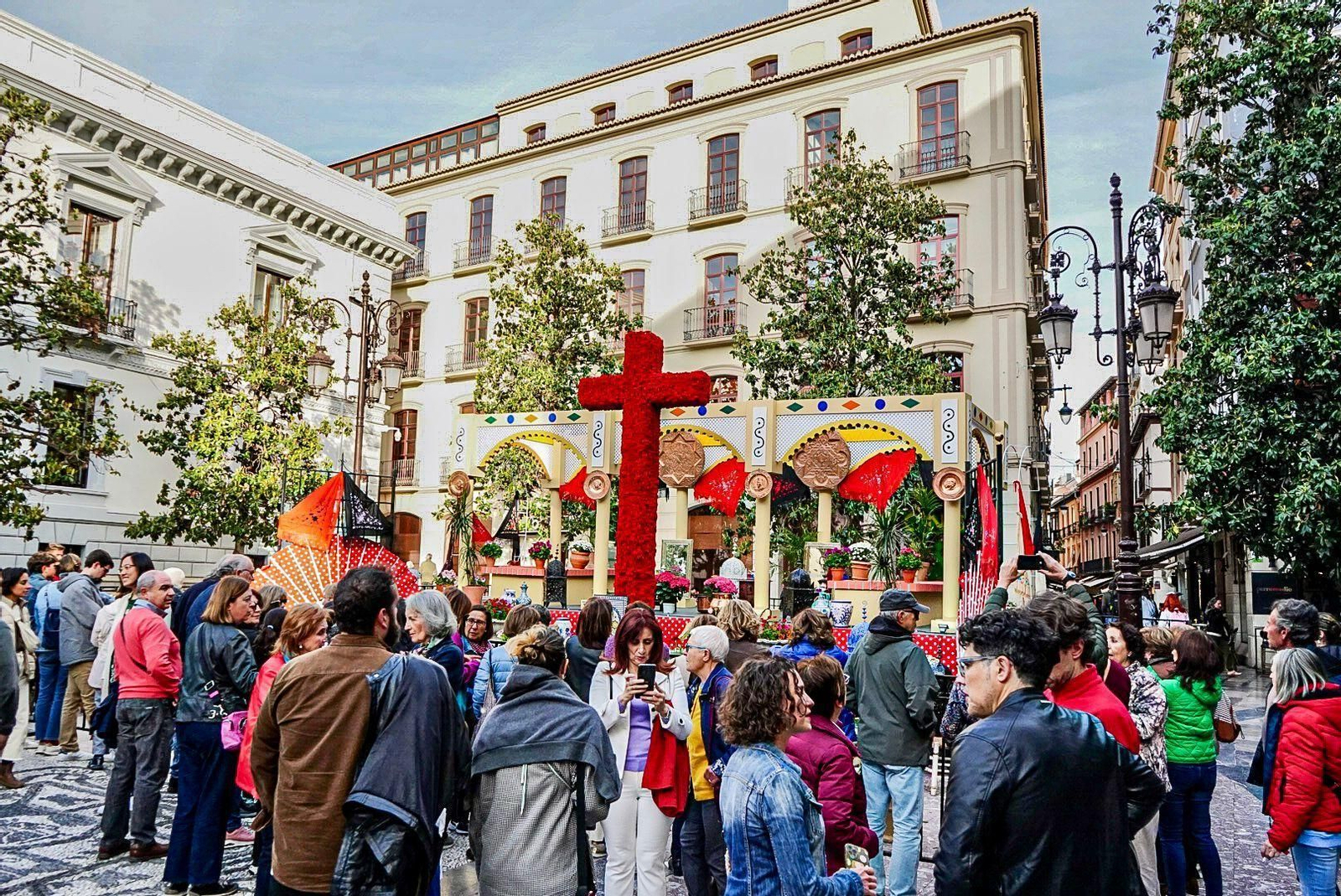 Granada ya vive las Cruces desde el día de antes: las mejores fotos
