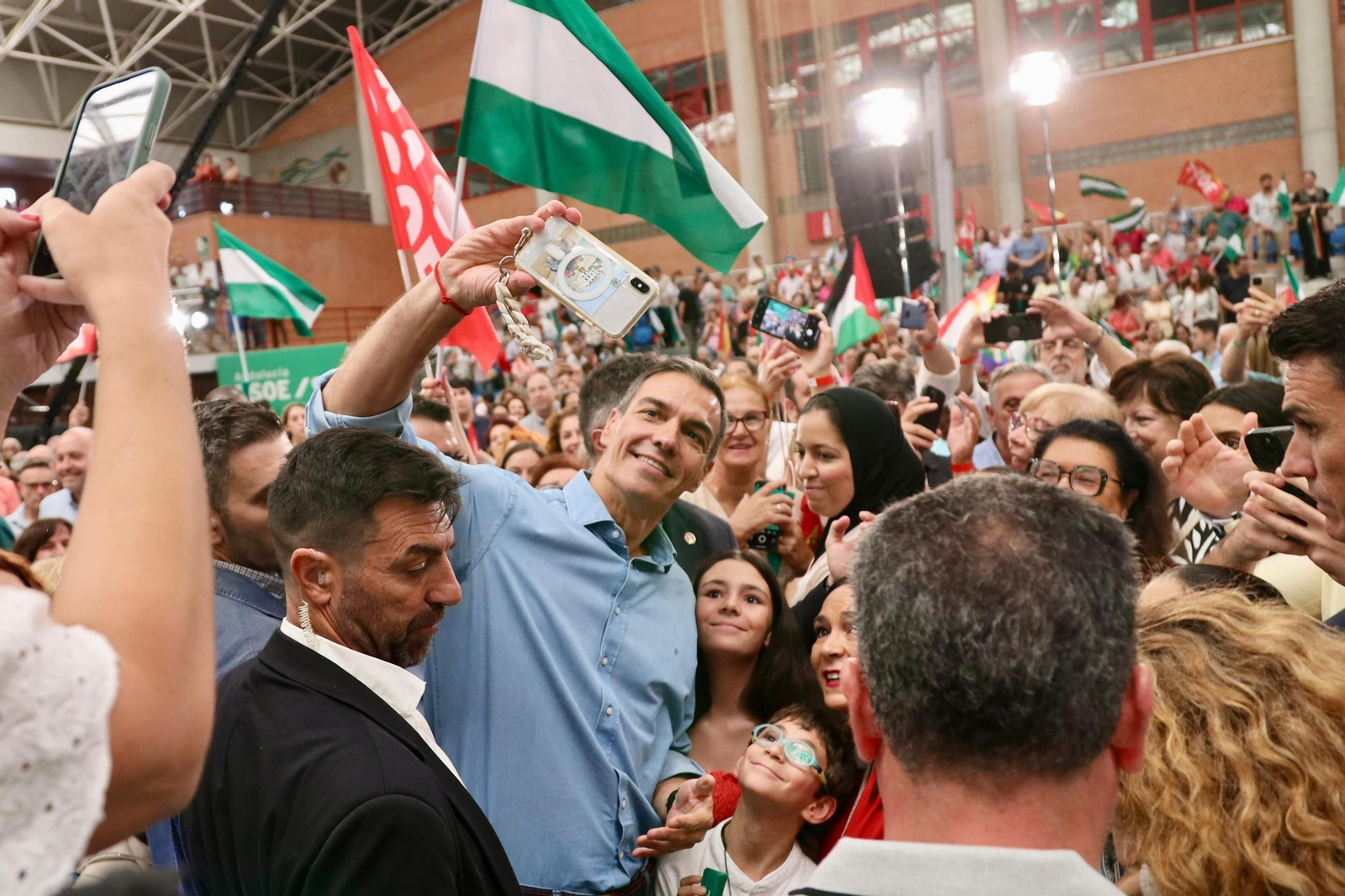 Sánchez arropa la candidatura de Montero en un multitudinario acot en Málaga, en imágenes