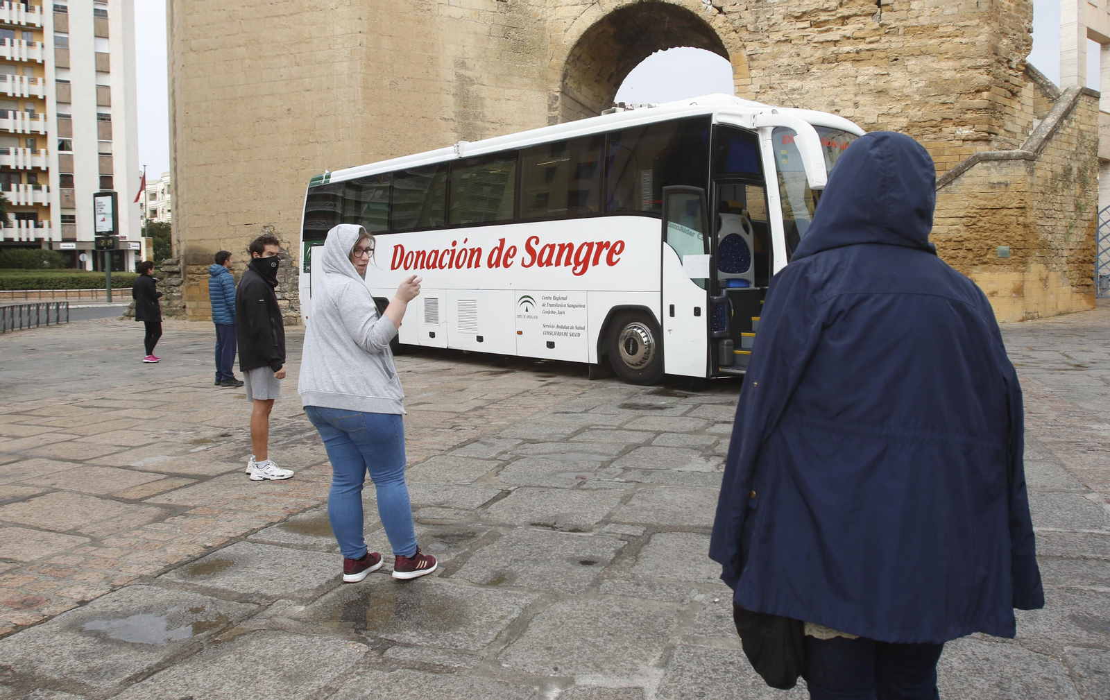 Donantes de sangre aguardan su turno para acceder al autobús.