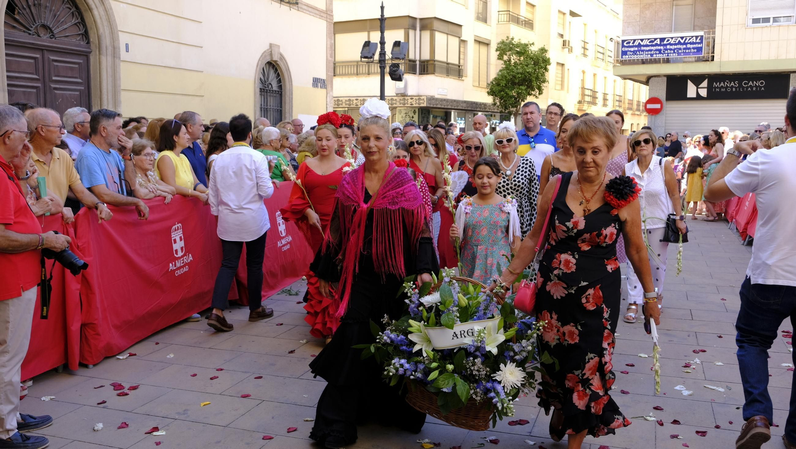 La ofrenda floral a la Virgen del Mar en la Feria de Almería 2025, en imágenes