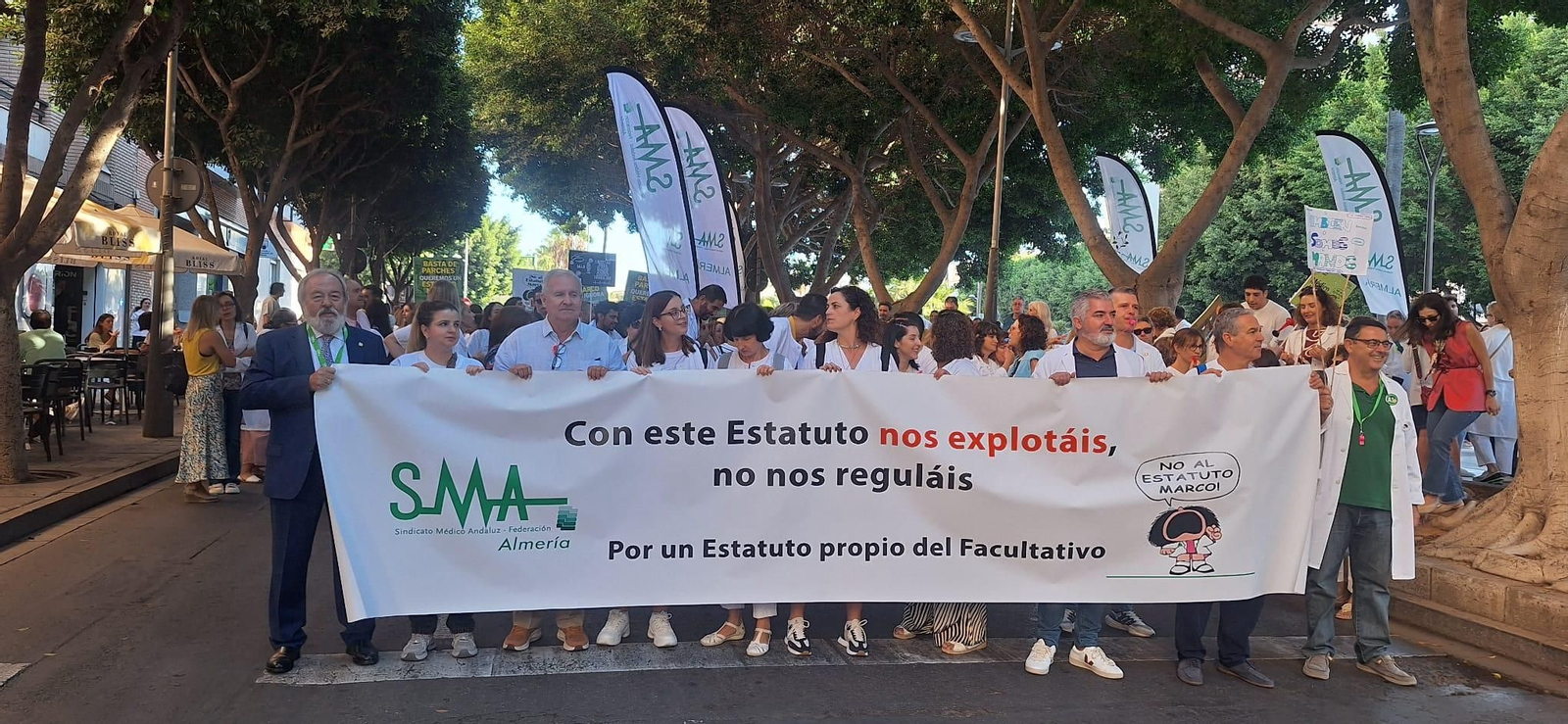 El presidente del Colegio de Médicos, a la cabeza de la manifestación