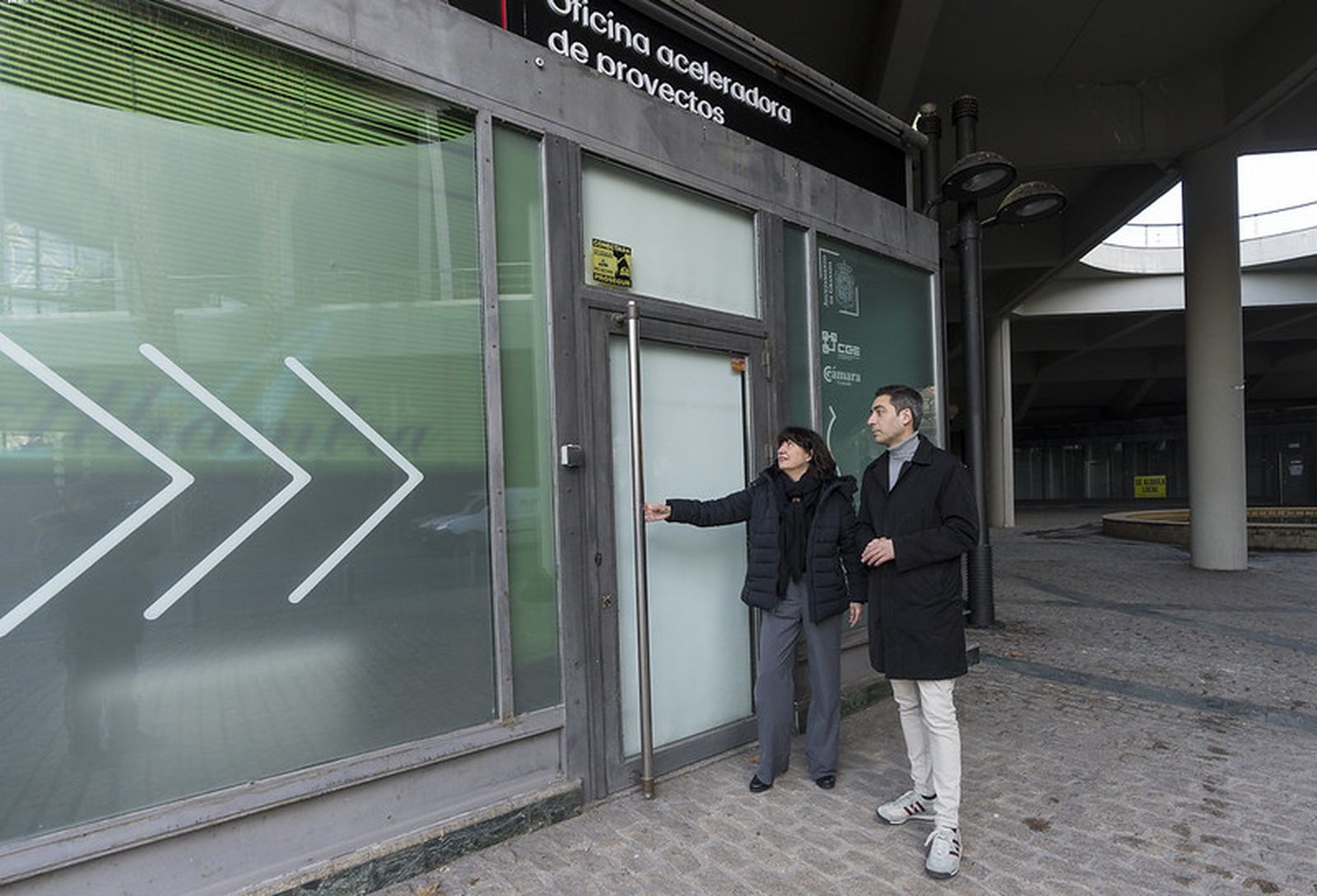 Castillo y Fernández junto a la oficina clausurada