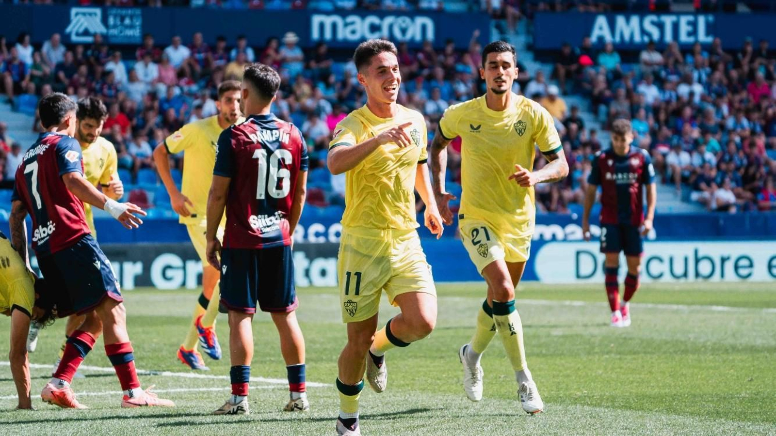 Sergio Arribas celebra su segundo tanto en el estadio levantinista.