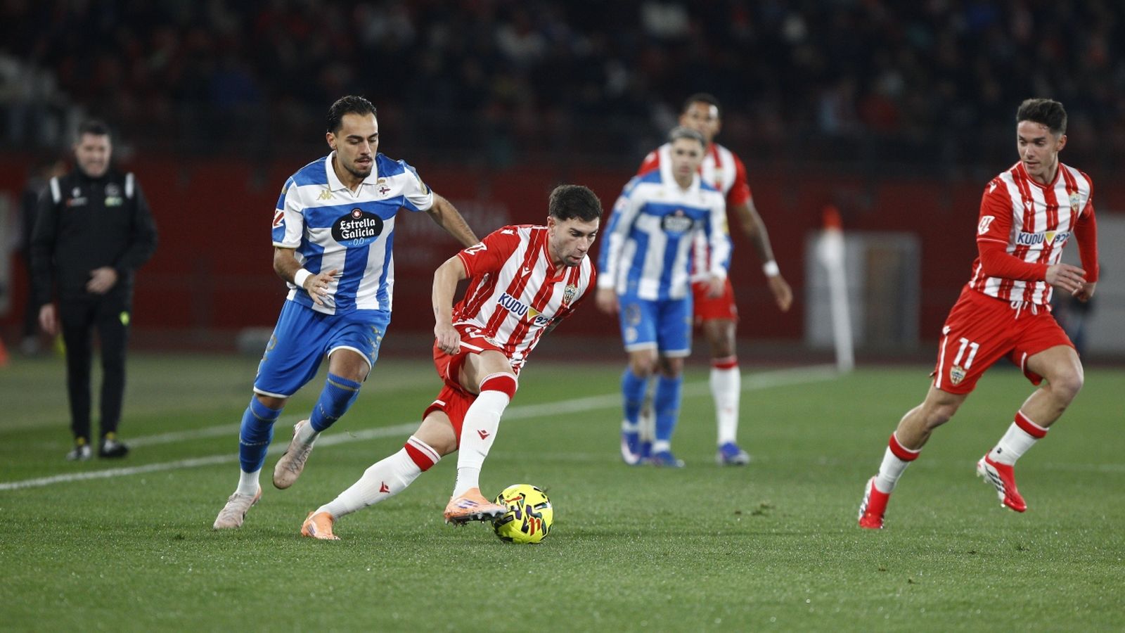 Adrián Embarba trata de zafarse de la presión de Giacomo Quagliata con Sergio Arribas en segundo plano.