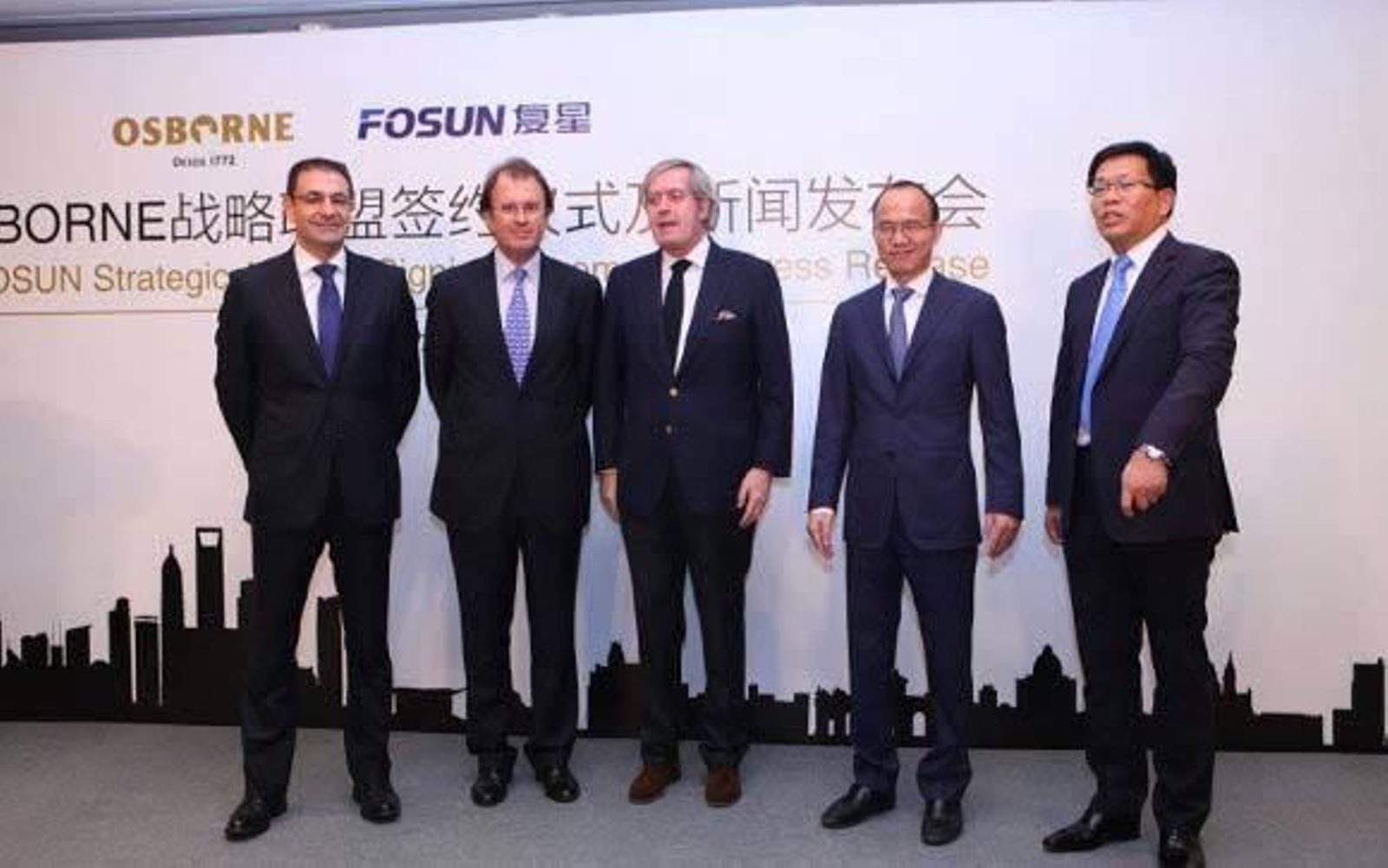Responsables de Osborne y de Fosun, junto al embajador de España en China, tras la firma en junio de 2014 de su acuerdo de colaboración estratégica. Responsables de Osborne y de Fosun, junto al embajador de España en China, tras la firma en junio de 2014 de su acuerdo de colaboración estratégica.