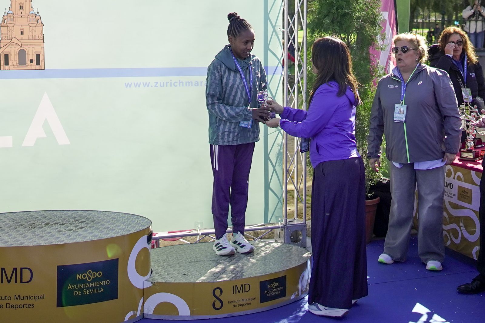 Así ha sido la entrega de premios del Zúrich Maraton de Sevilla 2026