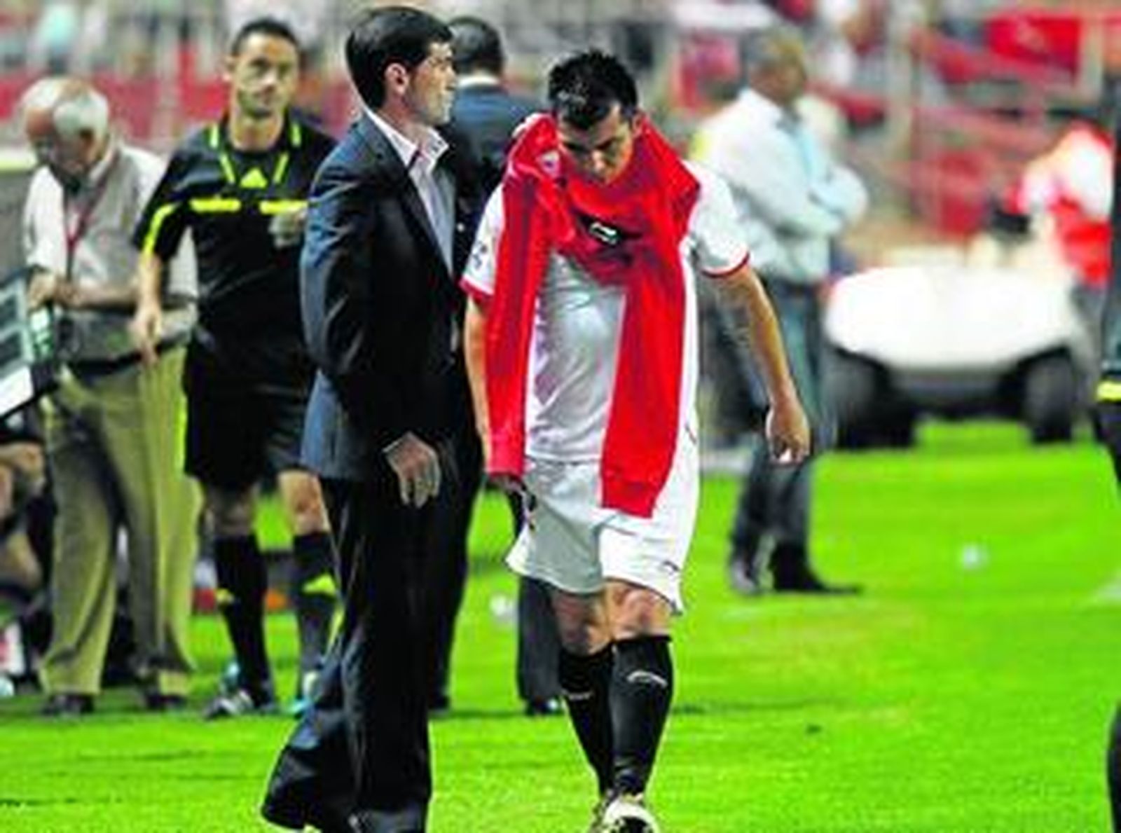 Marcelino felicita a Medel tras su sustitución.