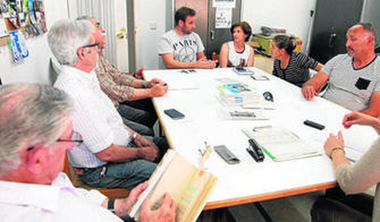 Representantes vecinales de la zona Sur, días atrás, en la sede de la Coordinadora Sur Existe.