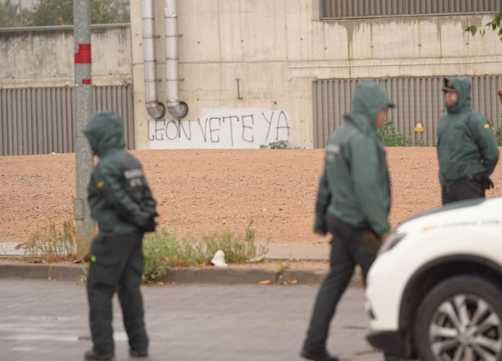 Agentes de la Guardia Civil cercan las inmediaciones de El Arcángel.