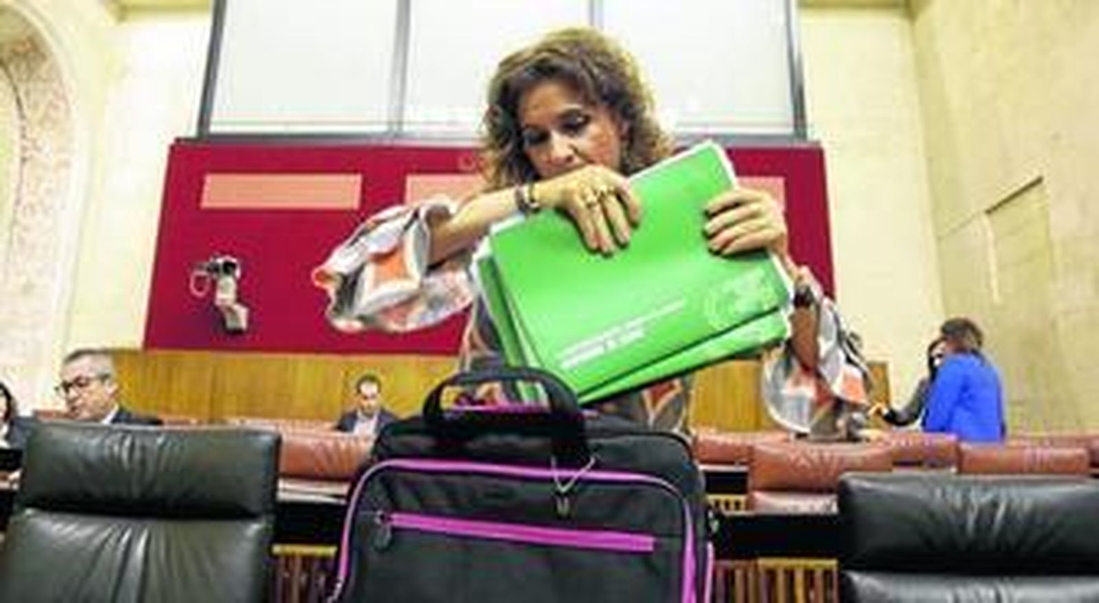 La consejera de Hacienda, María Jesús Montero, ayer por la tarde en el Parlamento.