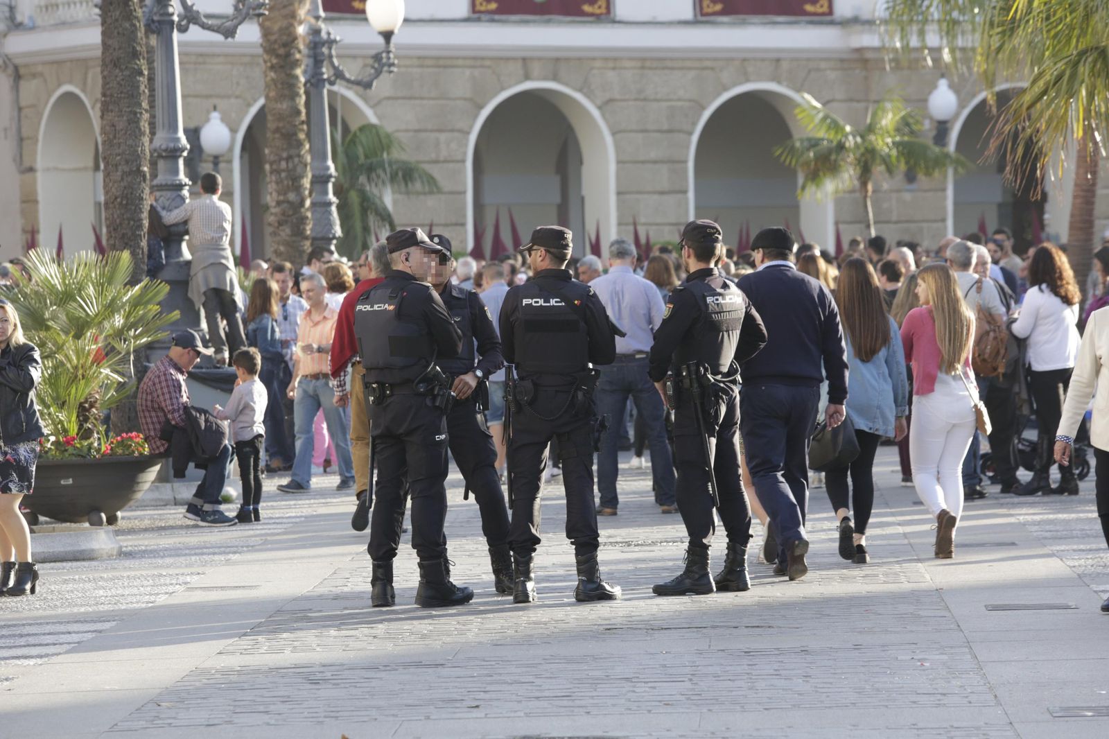 Policías durante una concentración en la plaza de San Juan de Dios en Cádiz.