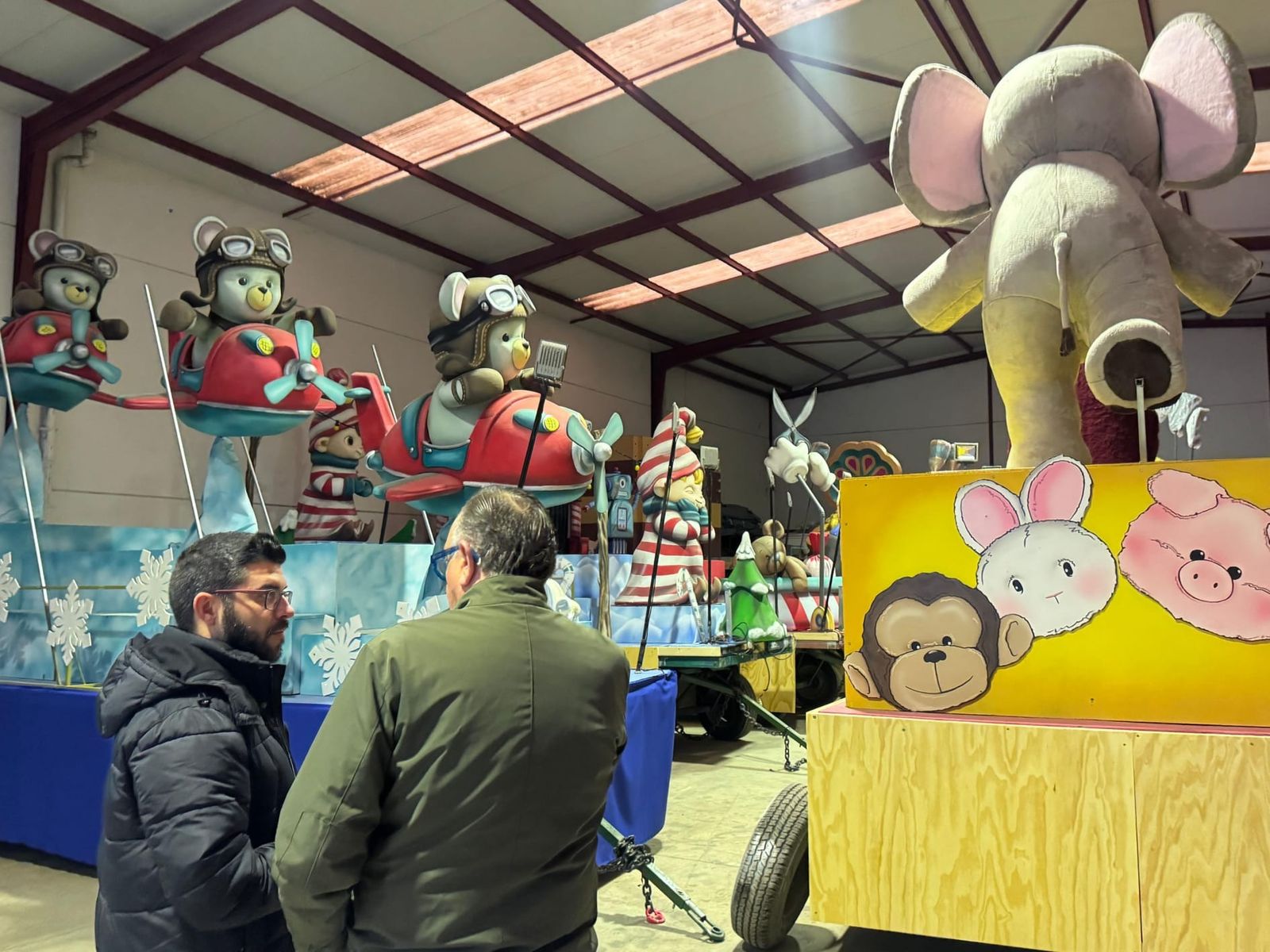 Preparativos de las carrozas de la cabalgata de Reyes Magos de Sanlúcar.