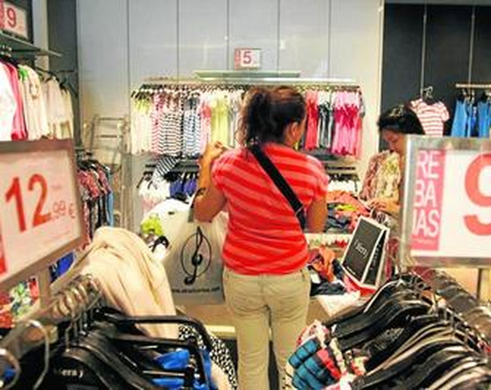 La ausencia de clientes está siendo la característica principal de estas rebajas.