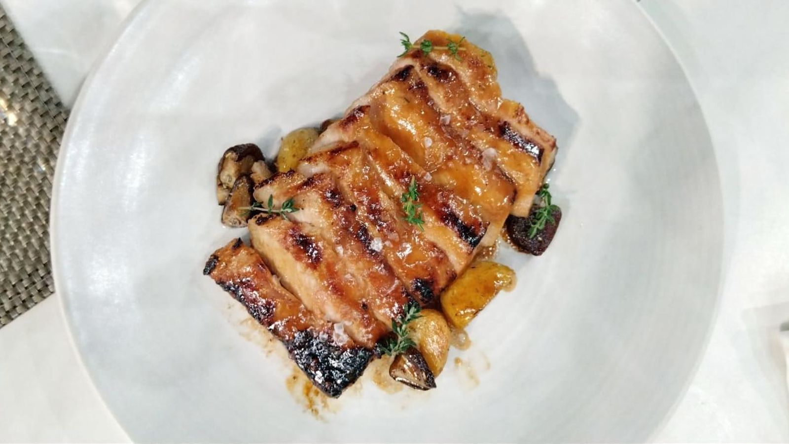 Secreto macerado en miso