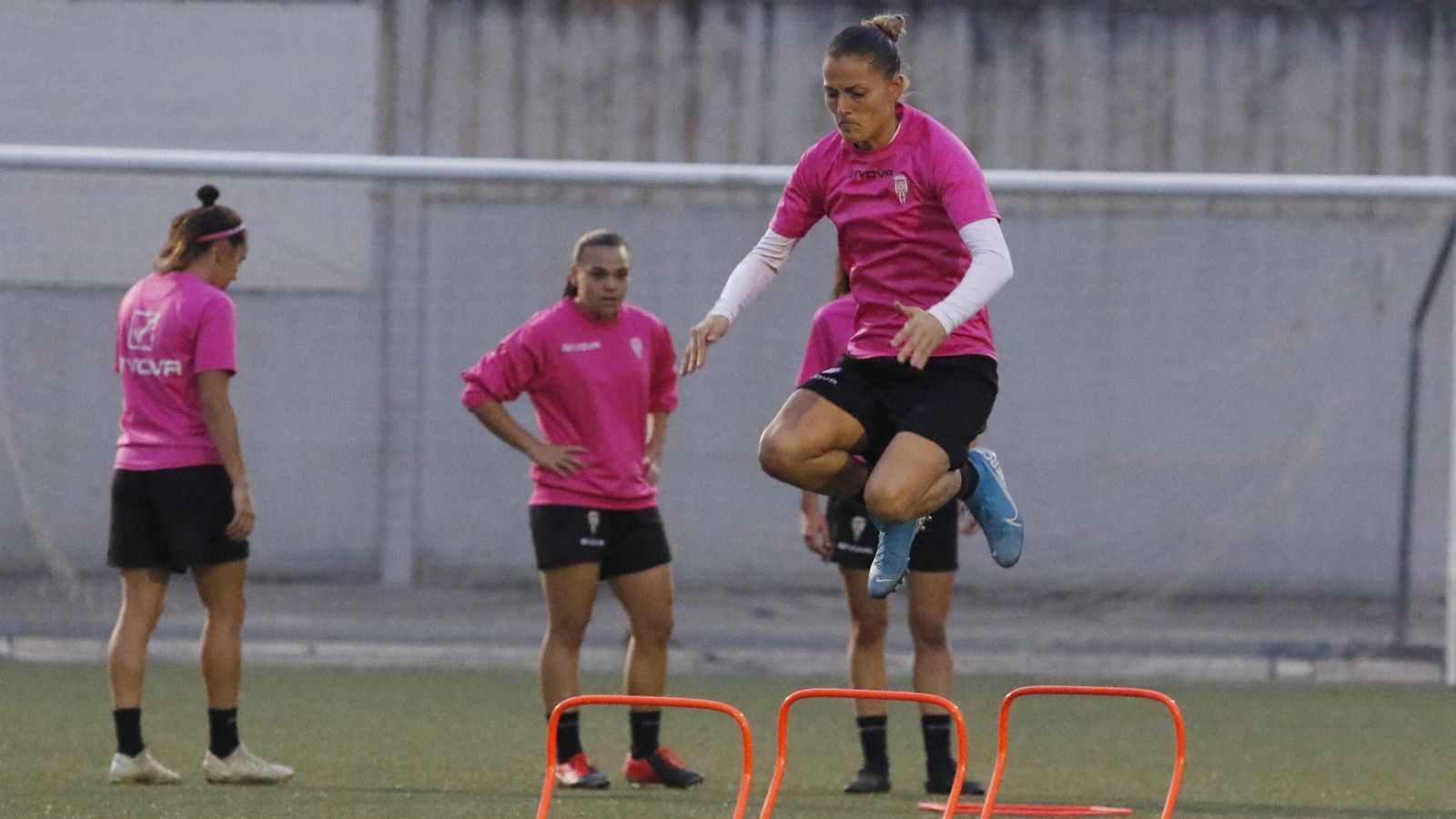 Nati de Francisco salta en un ejercicio durante el entrenamiento del Córdoba Femenino en Miralbaida. Nati de Francisco salta en un ejercicio durante el entrenamiento del Córdoba Femenino en Miralbaida.