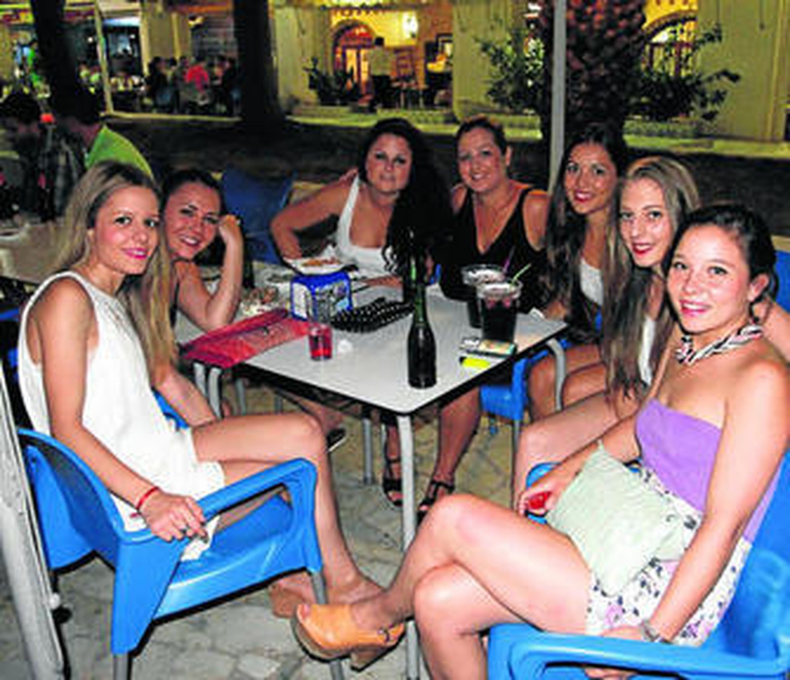 Un grupo de chicas beben antes de entrar a los pubs.
