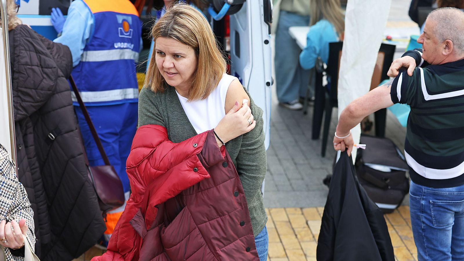 Una mujer a la salida tras vacunarse en un centro de vacacunación para la gripe.