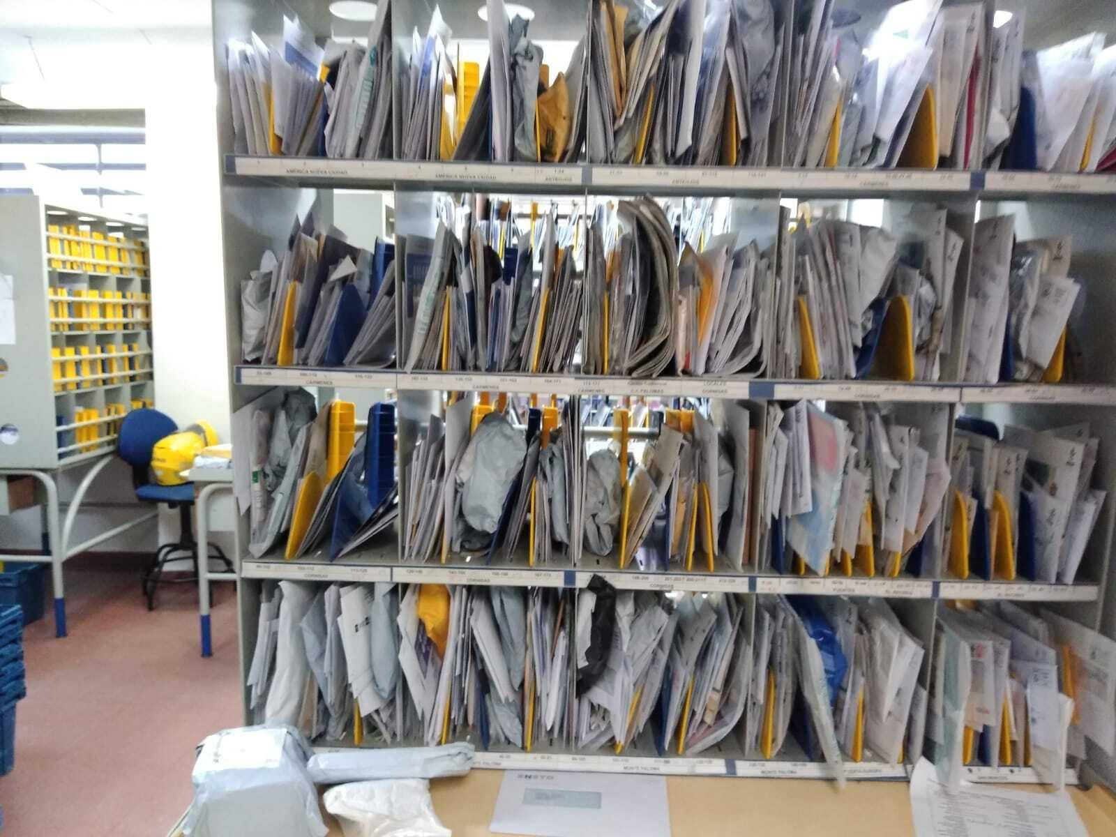 Imagen que aporta CCOO de cartas acumuladas y sin repartir en una oficina de Correos.