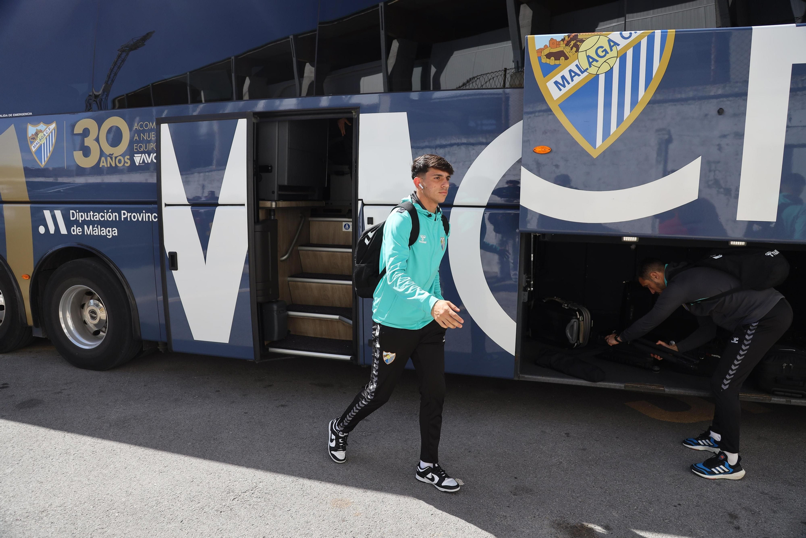 Llegada y calentamiento del Málaga CF en el campo del Atlético Sanluqueño