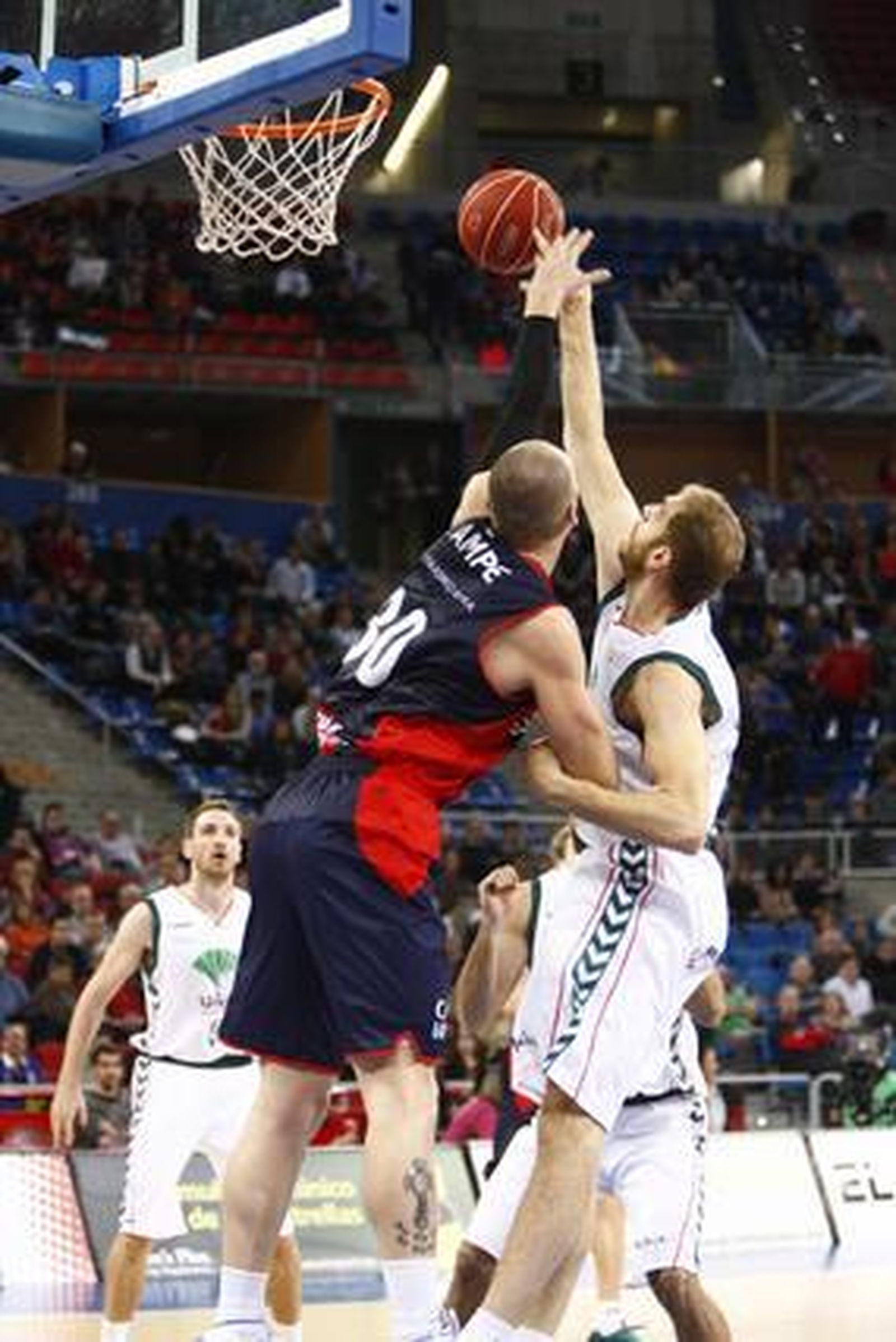 Las imágenes del Caja Laboral-Unicaja  Foto: Josu Izarra