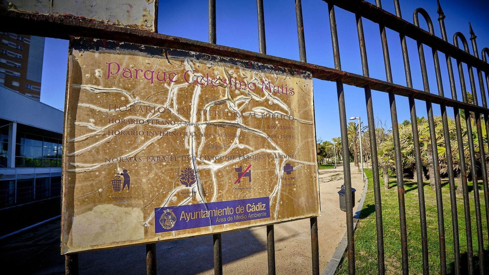 Cartel exterior del parque, oxidado e ilegible.
