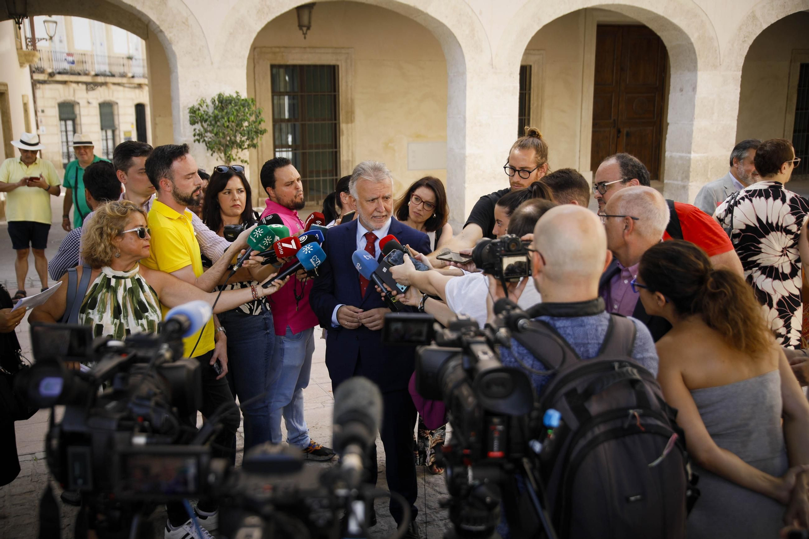 Placa de memoria histórica en el monumento de los coloraos, en imágenes