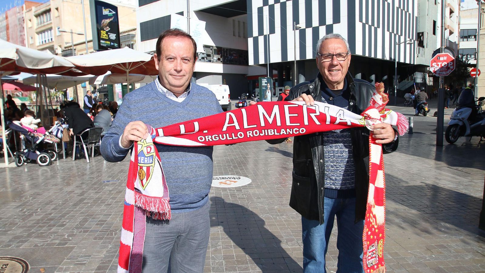Una bufanda de la UDA, entrelazada con las del Poli y CF.