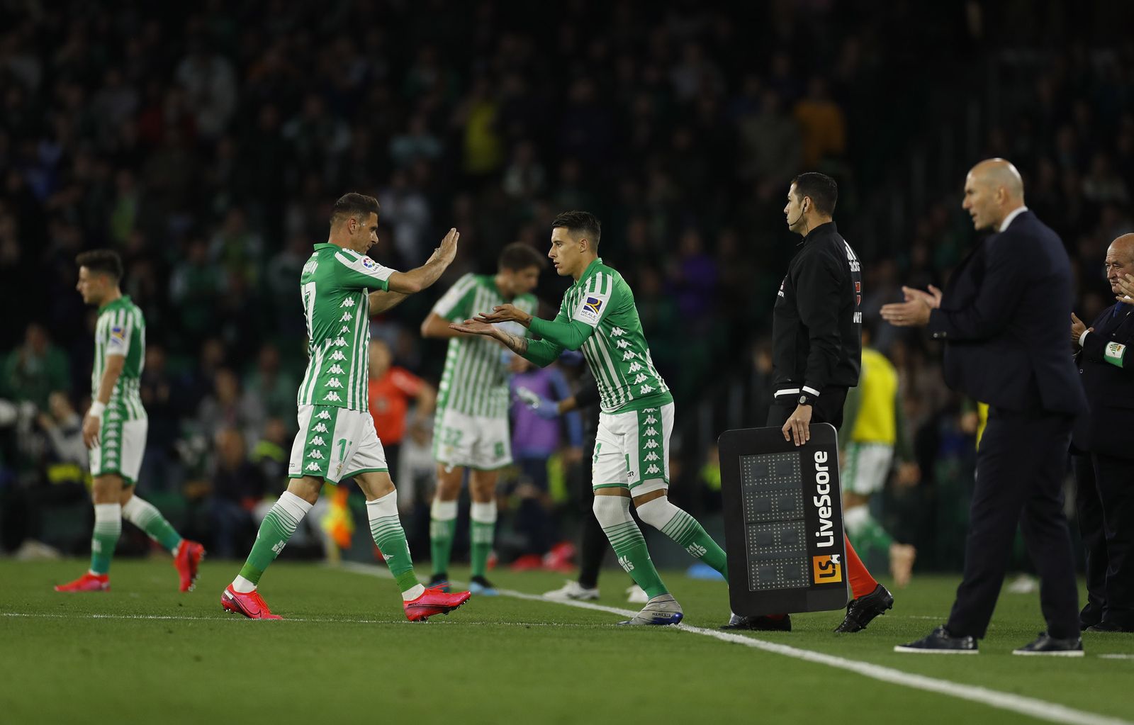 Tello sustituye a Joaquín en el minuto 66.