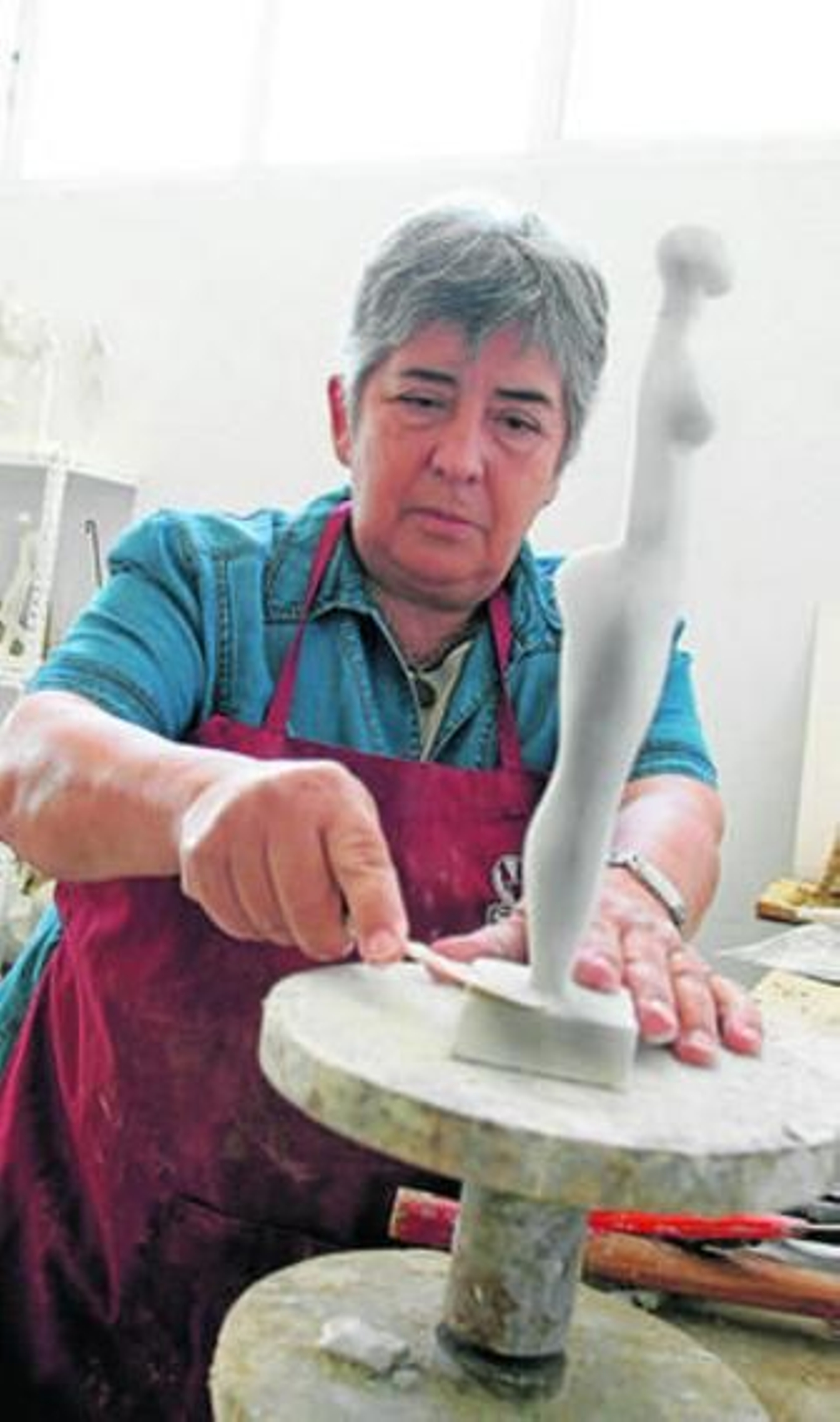 La escultora Elena Laverón, en su estudio.