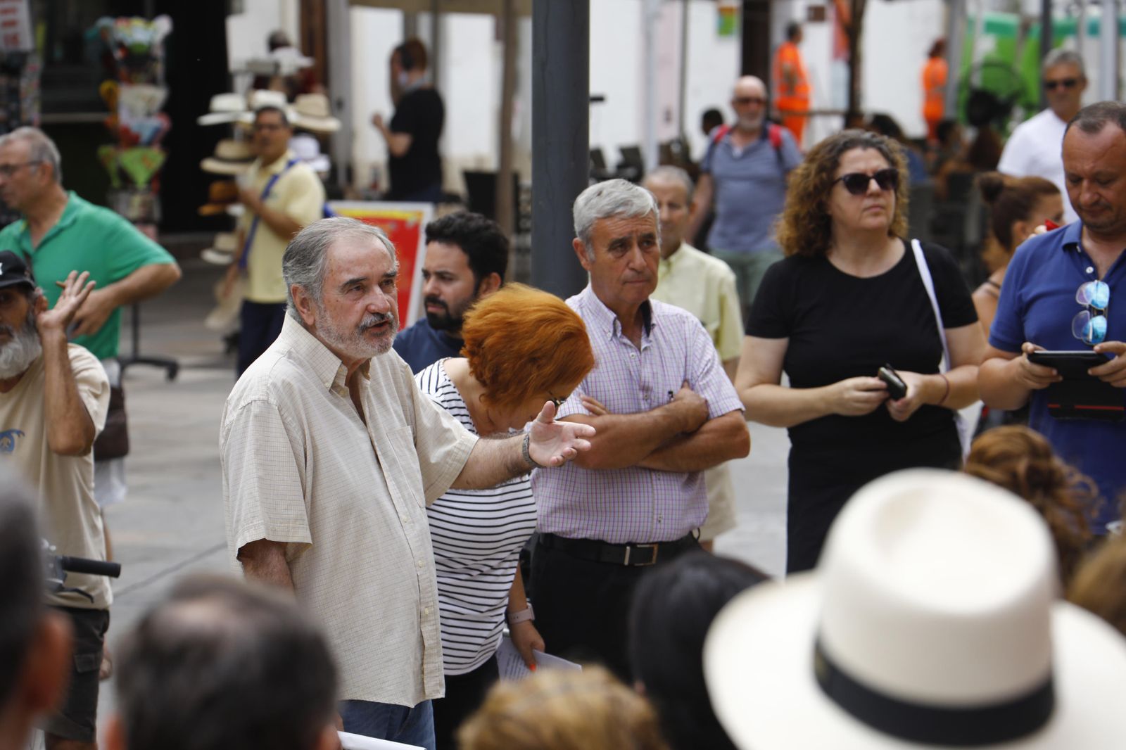 La protesta de los colectivos de memoria histórica ante el Ayuntamiento de Córdoba, en imágenes
