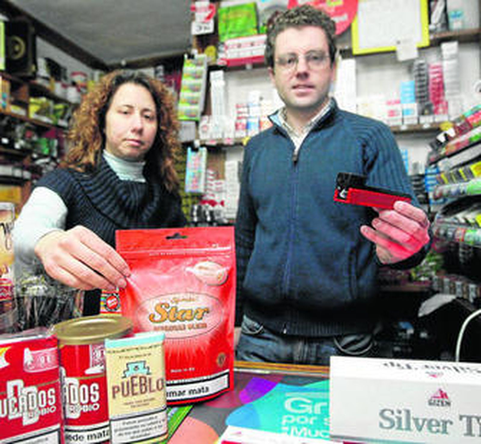 Antonio José Pérez, titular de un estanco junto a la calle Ángel de Saavedra, muestra algunos productos.