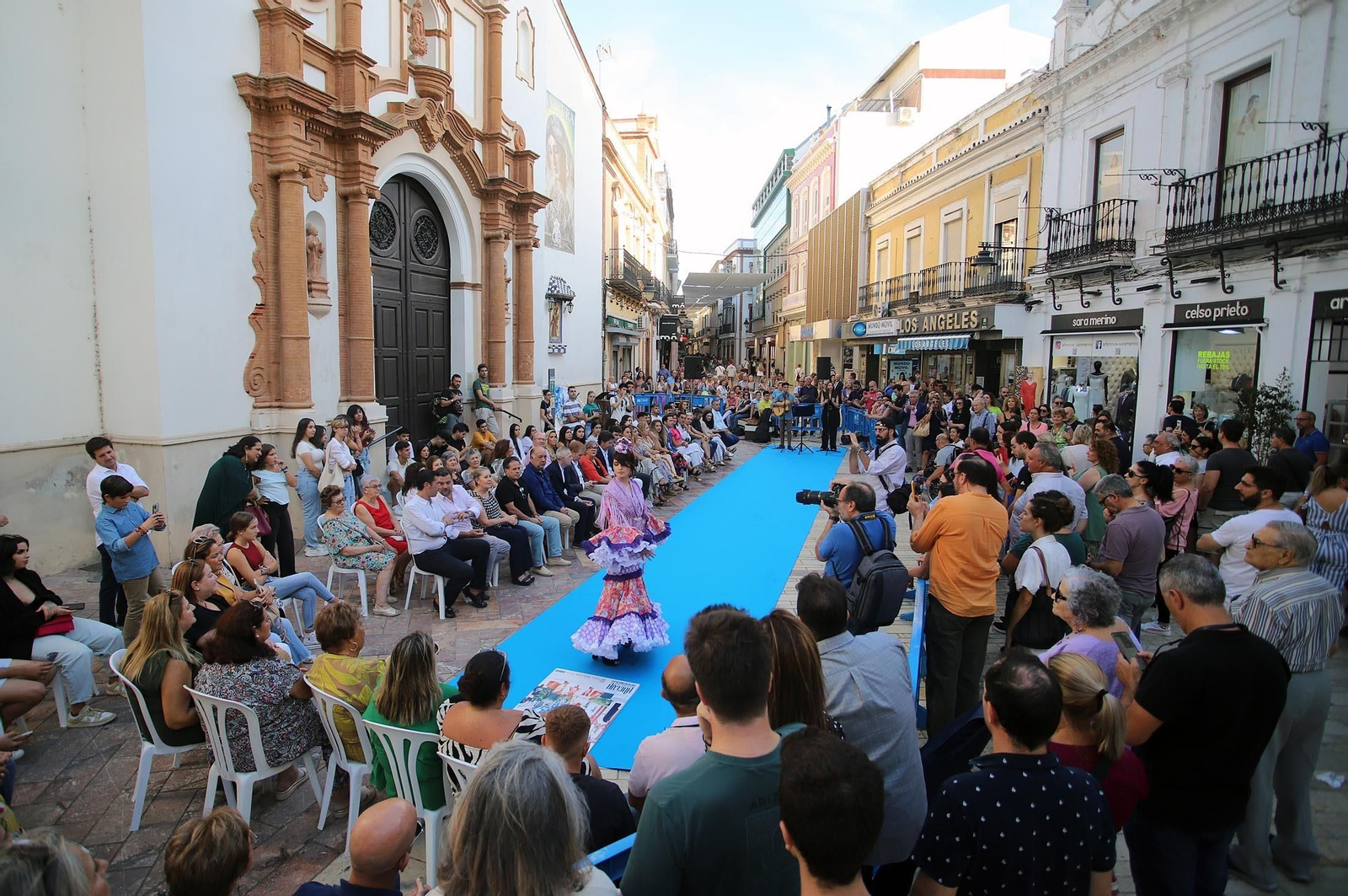Imágenes de Huelva en blanco y azul, la noche del comercio