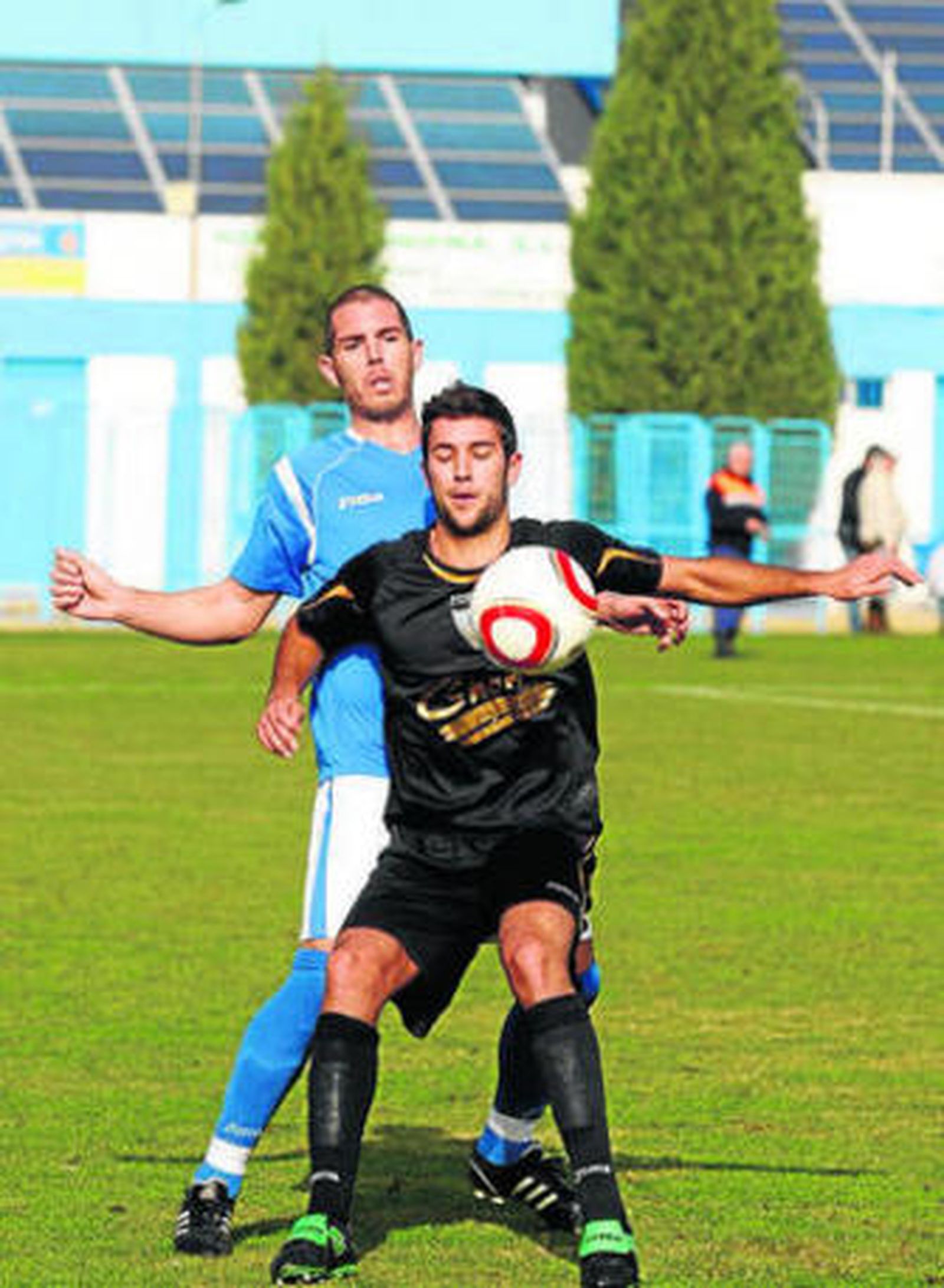 Salvi controla un balón ante la presencia de un rival.