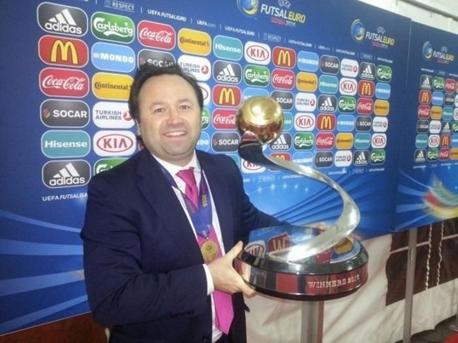 Fede Vidal, con el trofeo de campeón de la Eurocopa 2016.