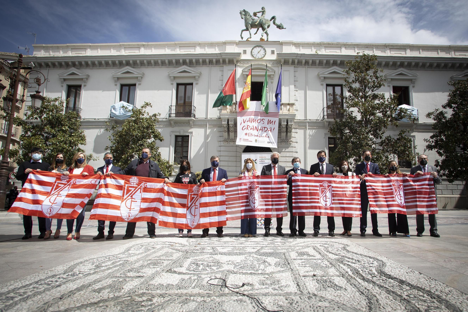 Representantes políticos y del club posan con banderas del Granada CF.
