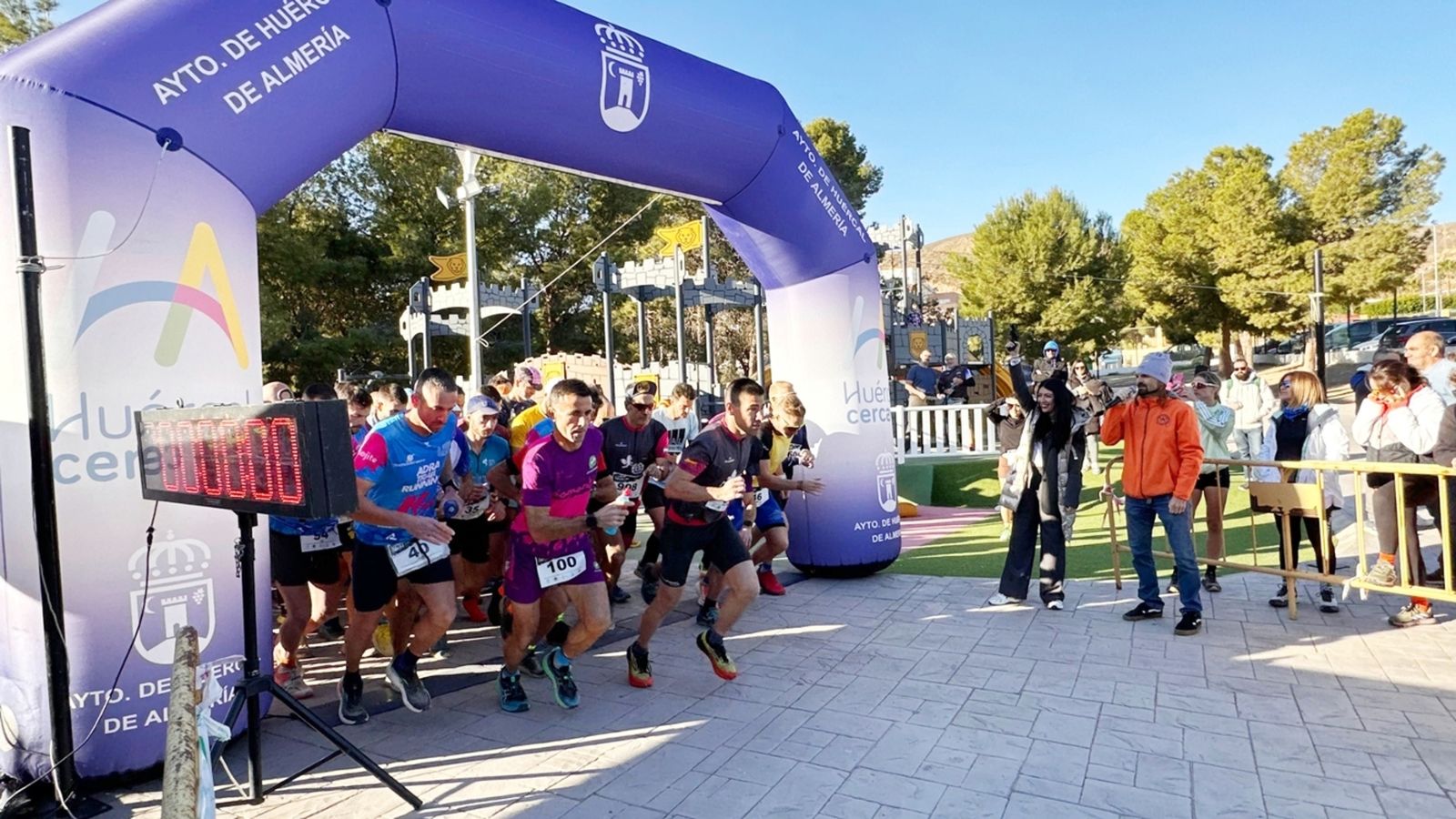 Salida oficial de la carrera de los 21 kilómetros en esta prueba deportiva.