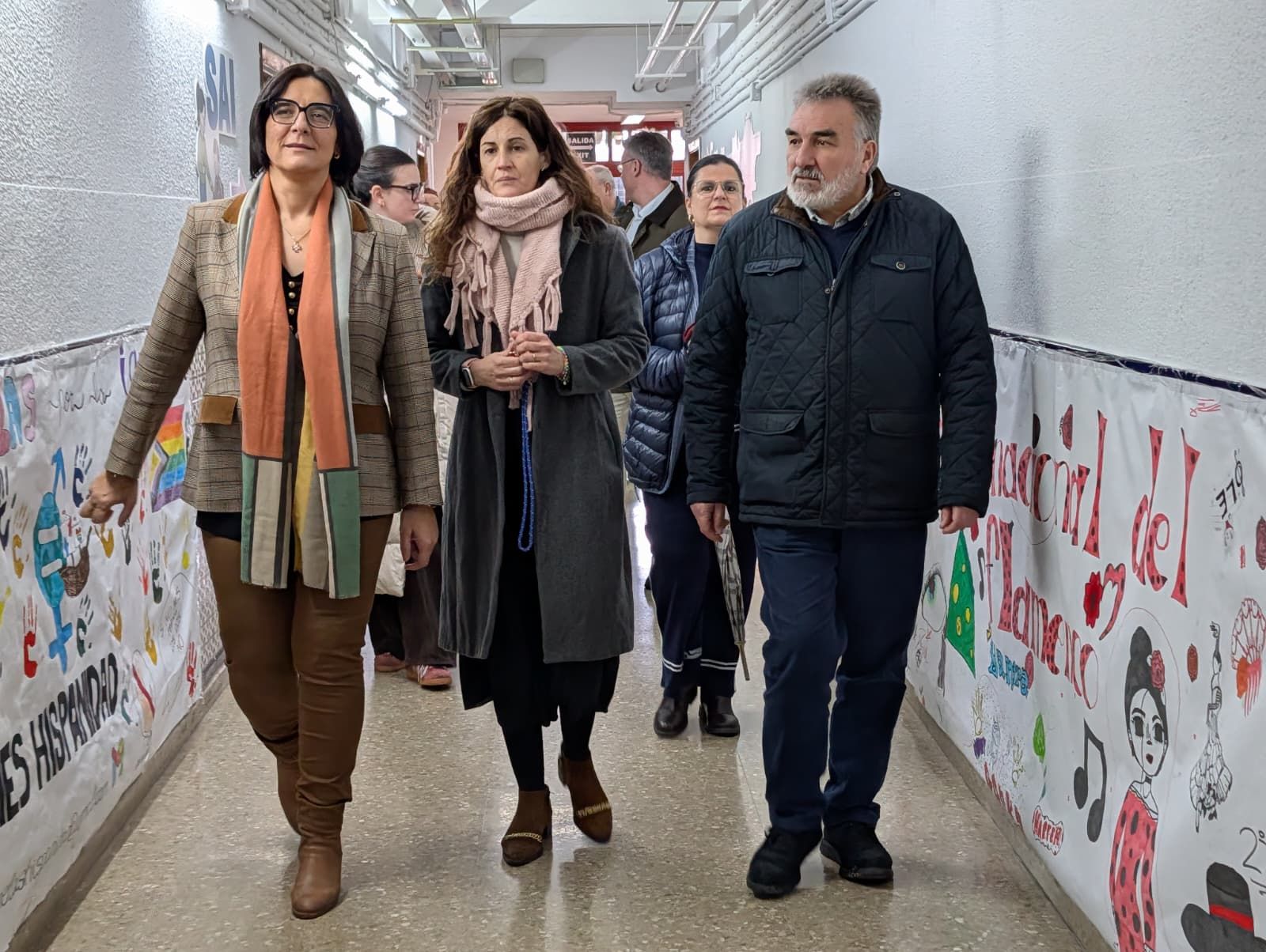 La delegada de Educación y el alcalde de Santa Fe visitando un centro educativo de la localidad