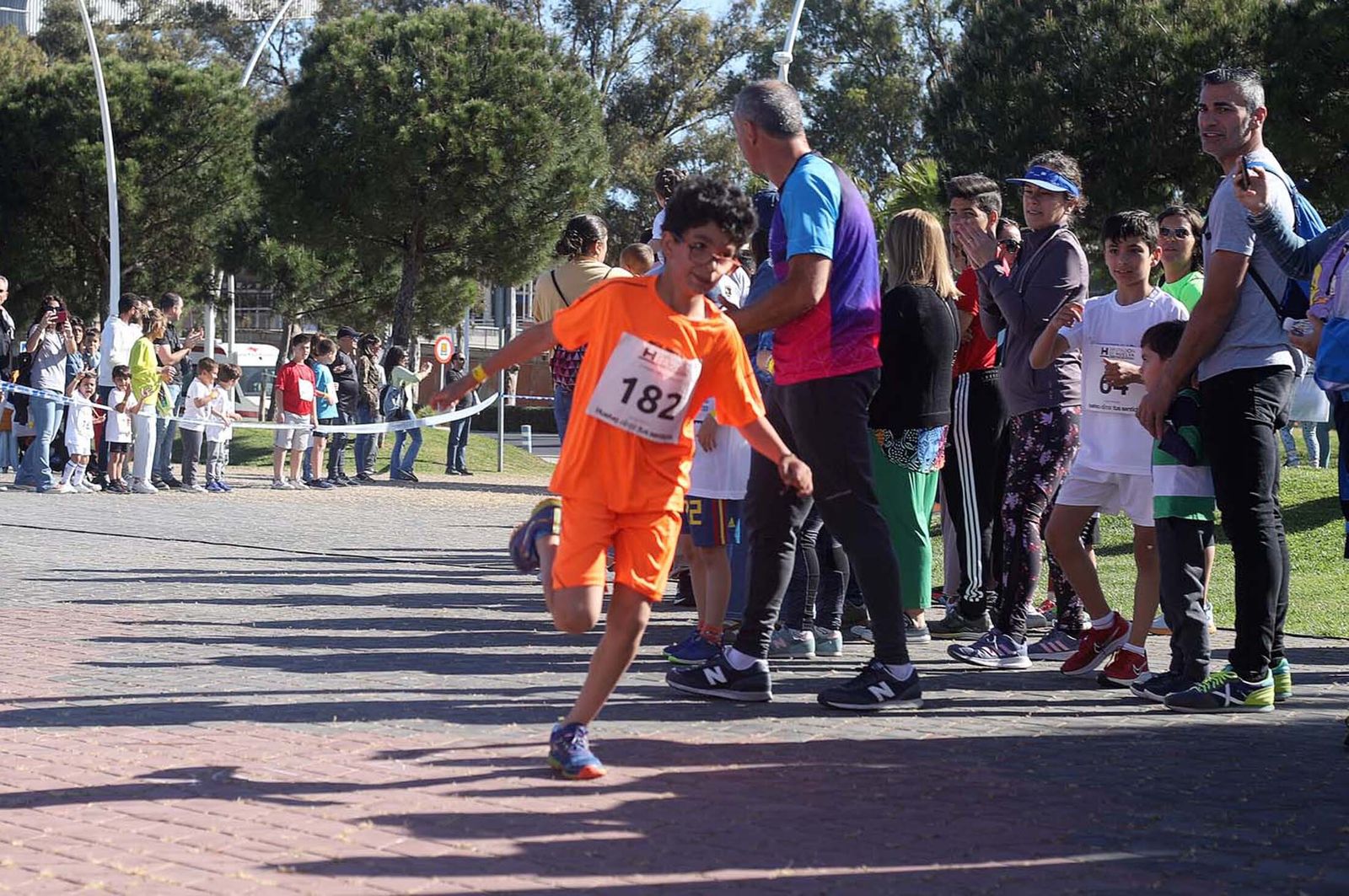 Imágenes de la carrera infantil previa a la "10K Puerta del Descubrimiento"
