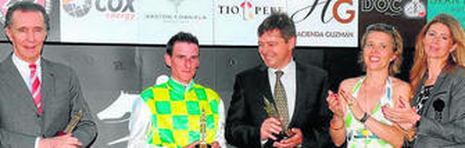 Jean-Marie Musy, embajador de la Orden de Malta; el jinete ganador, F. Garnier; Charles Gourdain, entrenador francés; su esposa, Florence Gourdain y Bárbara de Mieulle, de The Jockey.