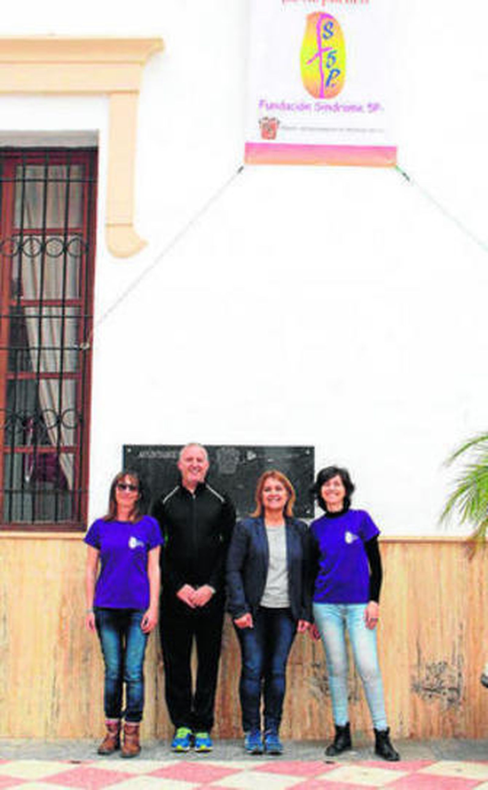 La concejal Mónica Sánchez junto a representantes de la Fundación 5P-.