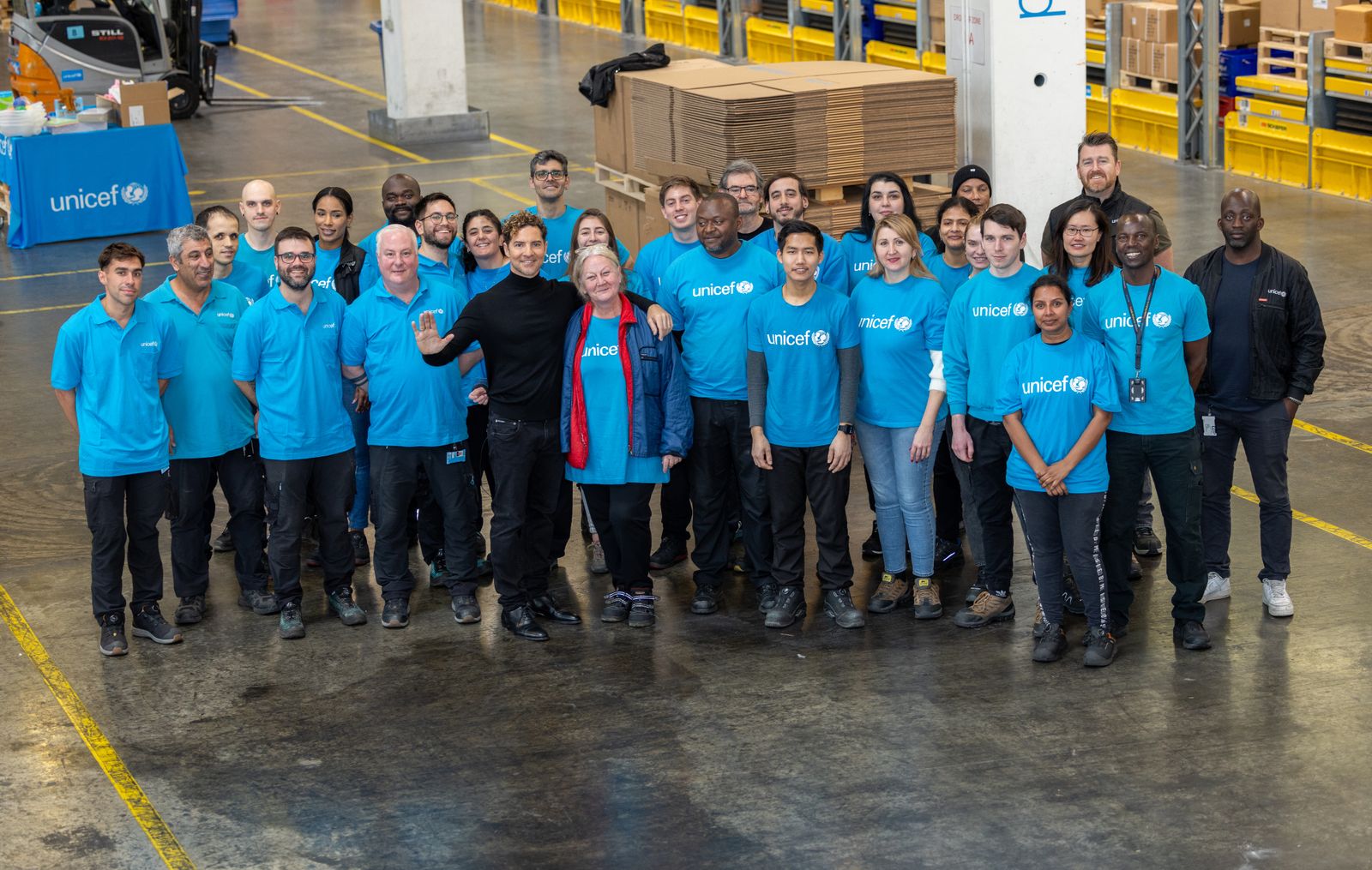 El embajador de UNICEF David Bisbal visita el almacén humanitario de Copenhague, el más grande del mundo