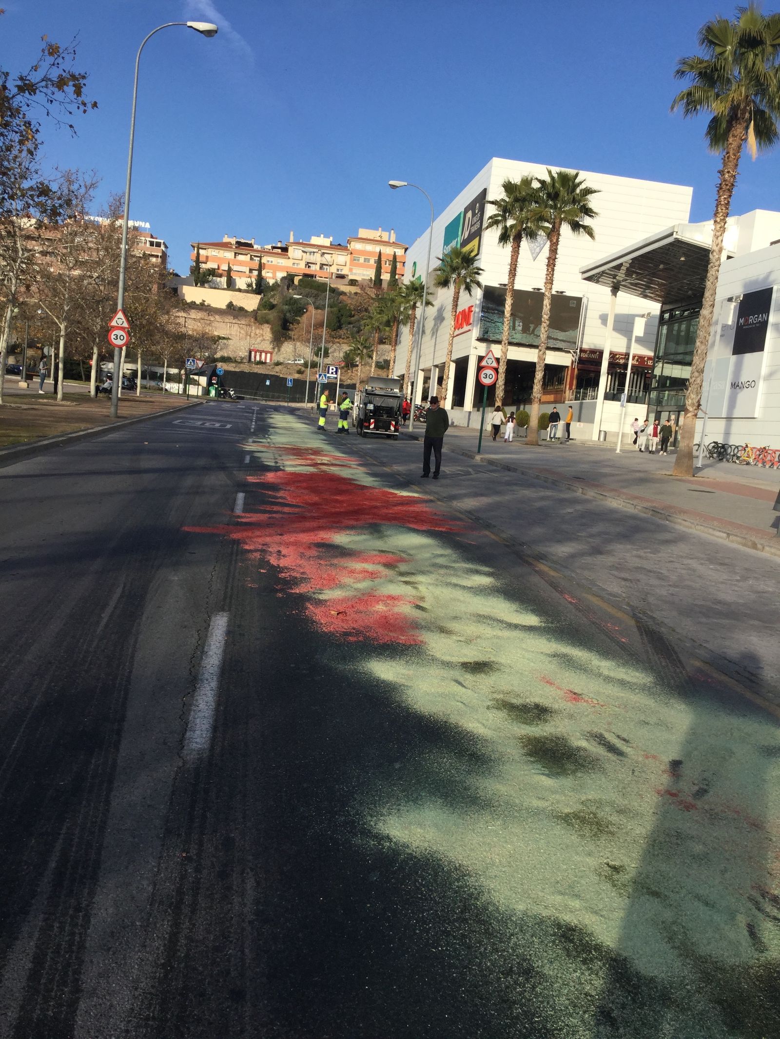 Cortado el tráfico frente al centro comercial Serrallo de Granada por gasoil en la calzada