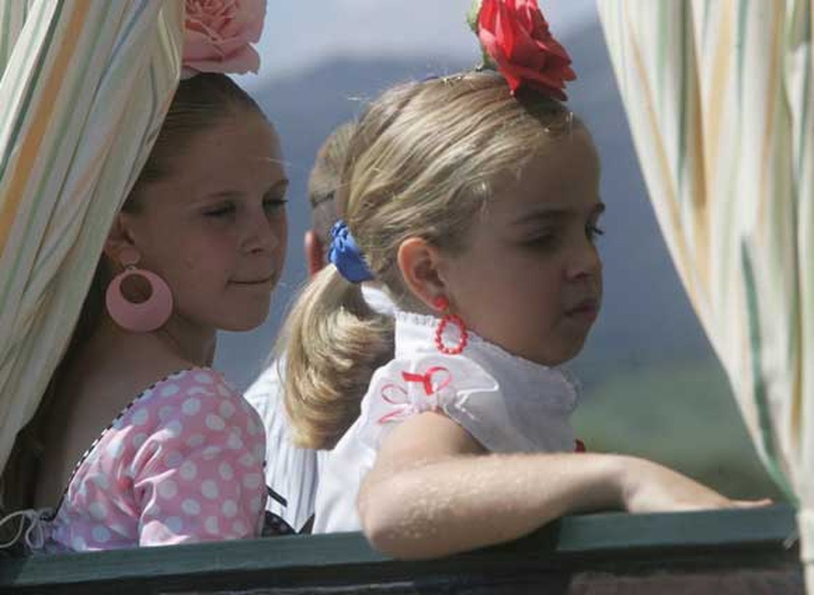 El almuerzo campestre marca la jornada en la Montera del Torero. La hermandad agradece la cada vez mayor afluencia de personas a la misa en honor al patrón./Fotos:José María Quiñones
