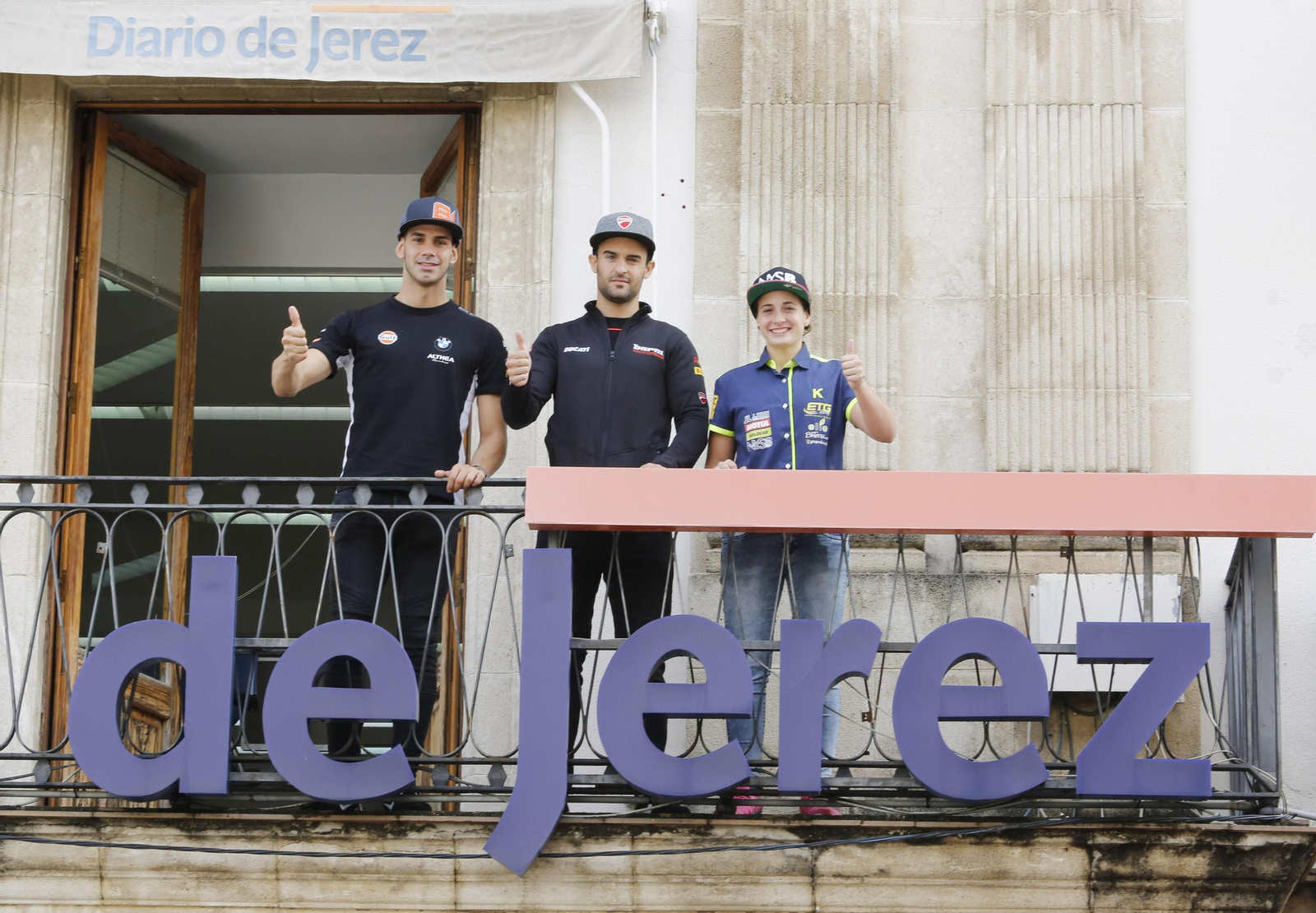 Jordi Torres, Xavi Forés y Ana Carrasco, en el balcón de 'Diario de Jerez' durante la visita que realizaron al periódico en la jornada previa al inicio de la prueba que se celebra este fin de semana en el Circuito.